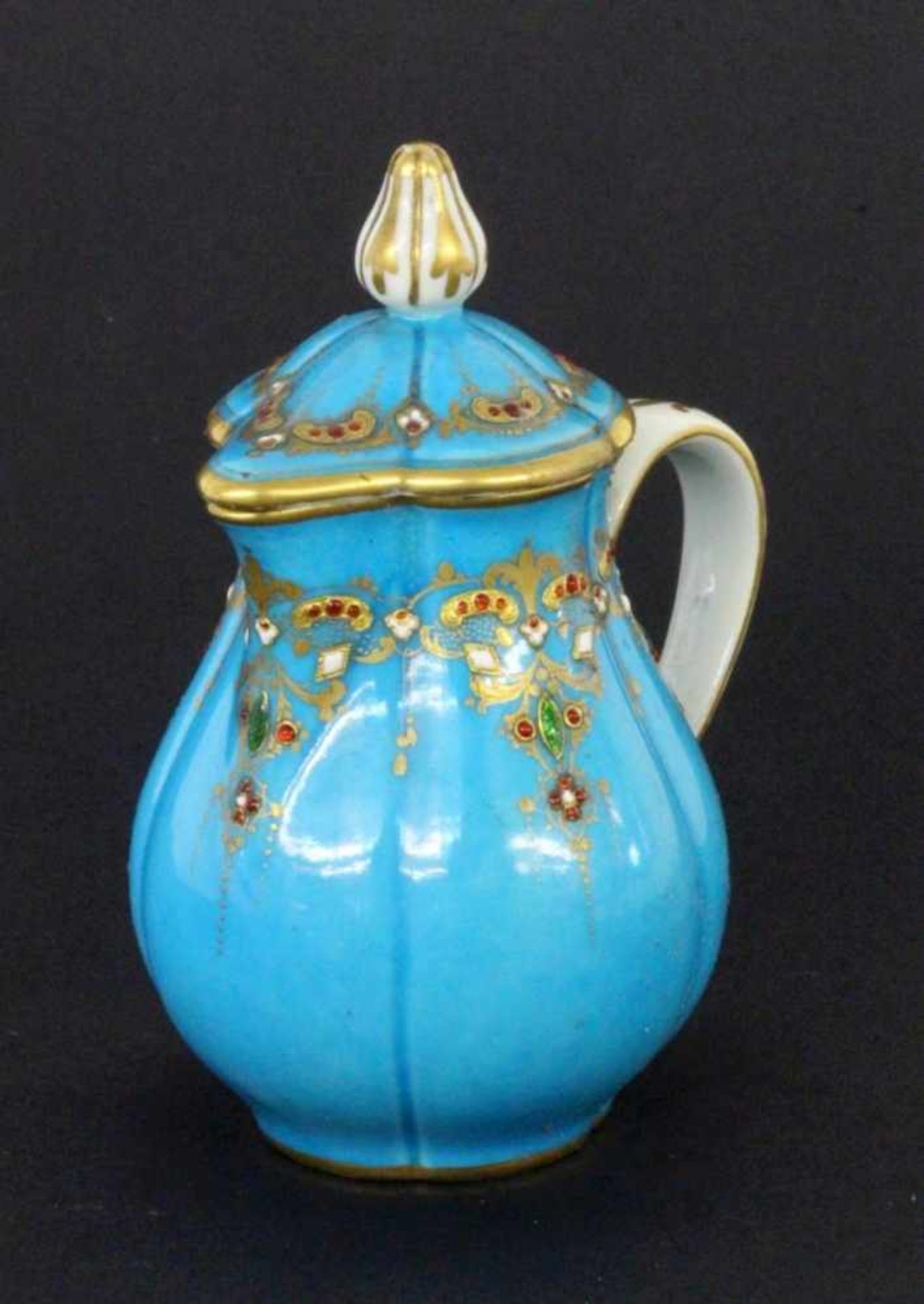 JUWELENPORZELLAN-KÄNNCHEN MIT DECKELwohl Sèvres-Vincennes, 18./19.Jh. Barockform mit blauem Fond,