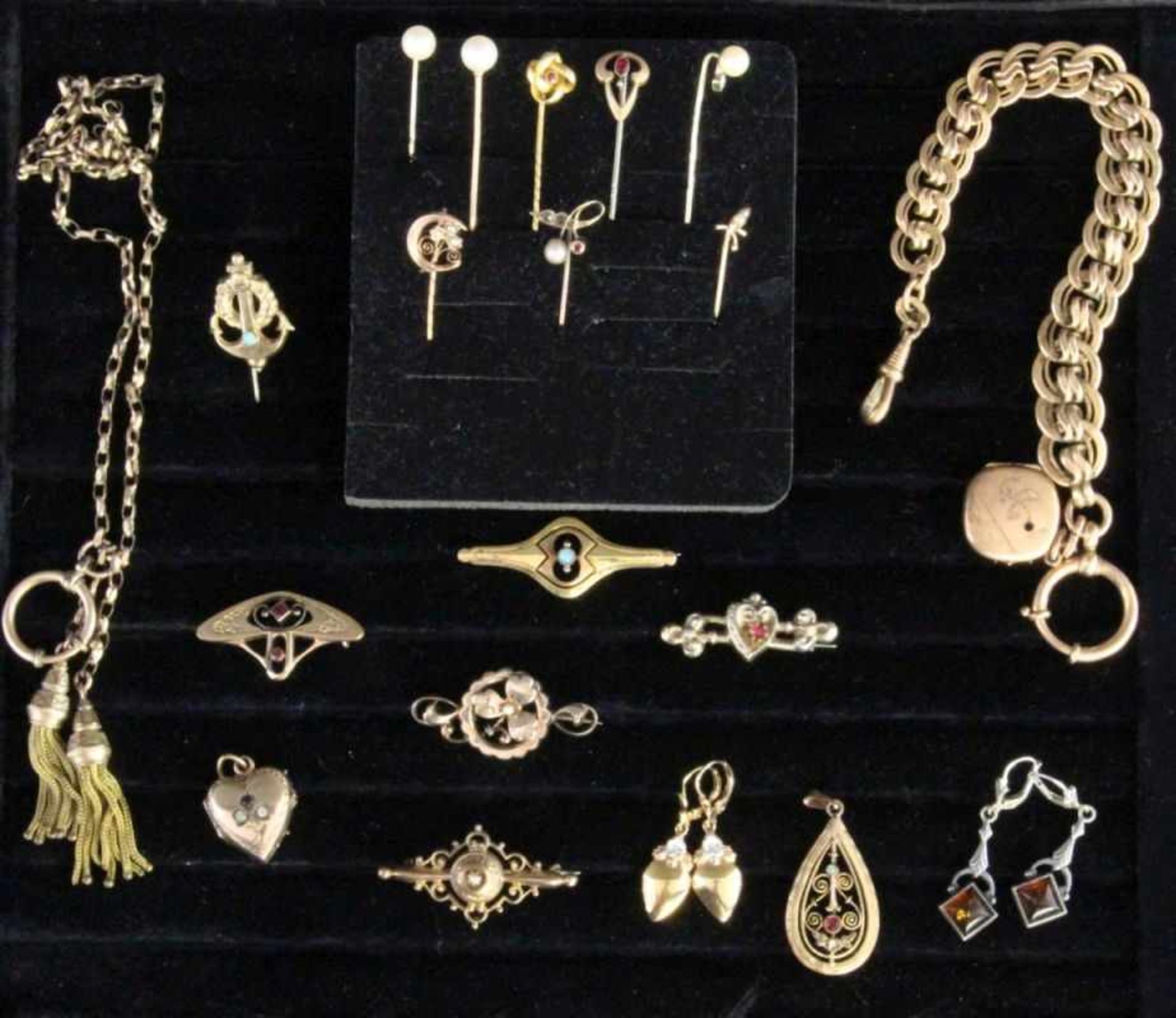 LOT VON 20 TEILEN ANTIKER SCHMUCKmeist vergoldetA LOT OF 20 ANTIQUE JEWELLERY PIECES mostly gilt