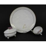 3 TEILE LUDWIGSBURGER PORZELLAN20.Jh. Zuckerdose, Tasse und Reliefteller.3 LUDWIGSBURG PORCELAIN