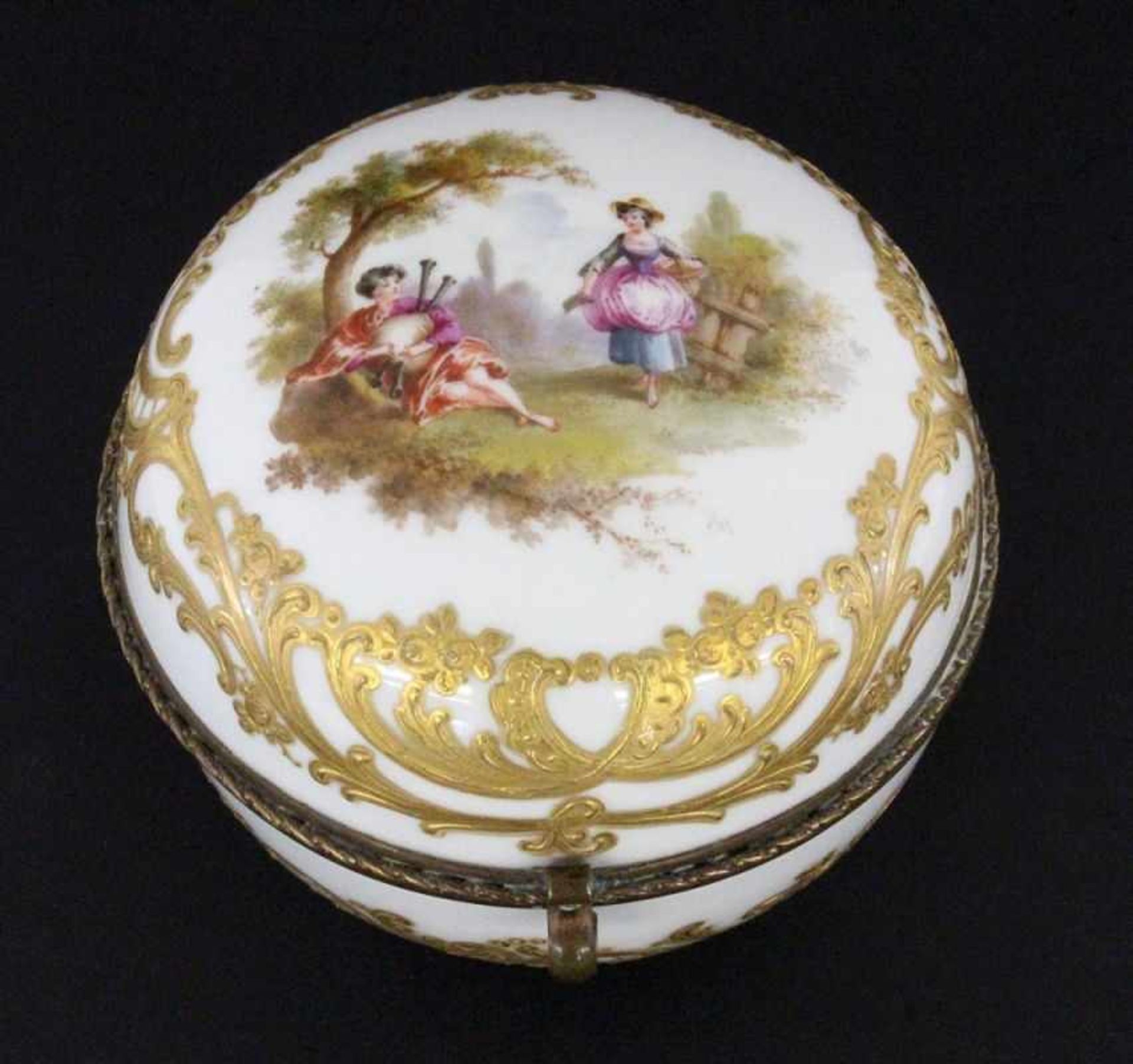 DECKELDOSEMeissen 1820-1840 Kugelform mit pastoser Goldstaffage und farbiger Schäferszene auf dem
