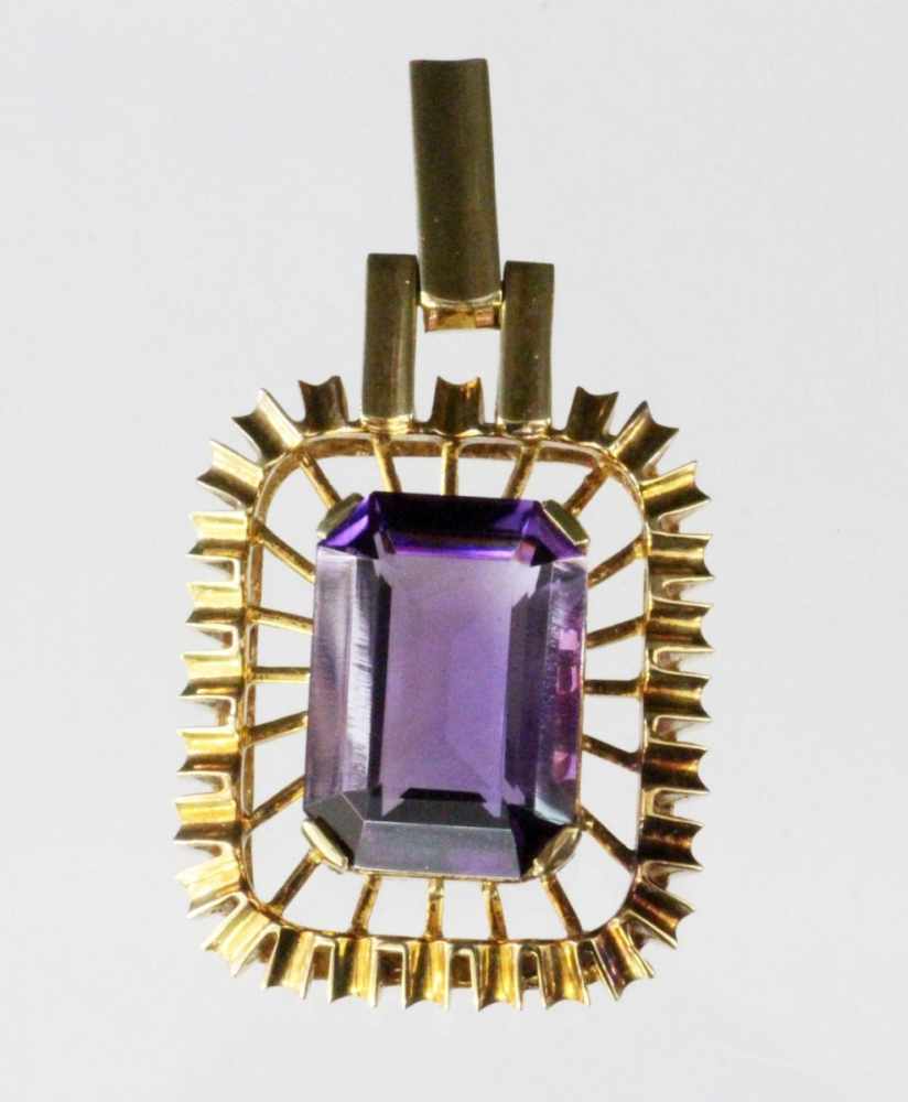 ANHÄNGER585/000 Gelbgold mit Amethyst. L.4,5cm, Brutto ca. 14gA PENDANT 585/000 yellow gold with