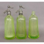 LOT VON 3 SIPHONSLimettengrünes Glas mit Ätzdekor. 1 Pumpe fehlt.A LOT OF 3 SIPHONS Lime green glass