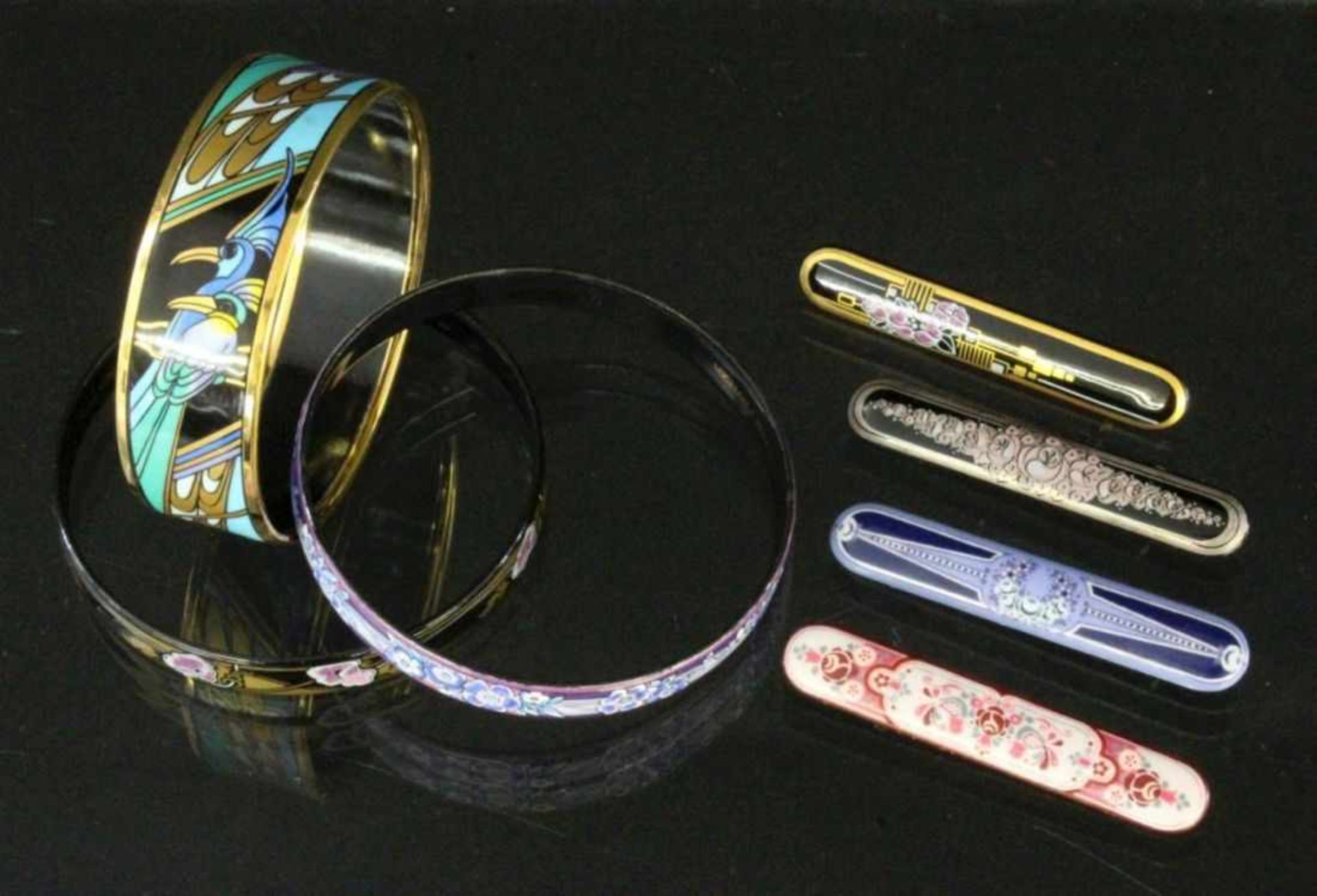 LOT 7 TEILE MICHAEL FREY SCHMUCK3 Armbänder und 4 BroschenA LOT OF 7 MICHAEL FREY JEWELLERY PIECES 3