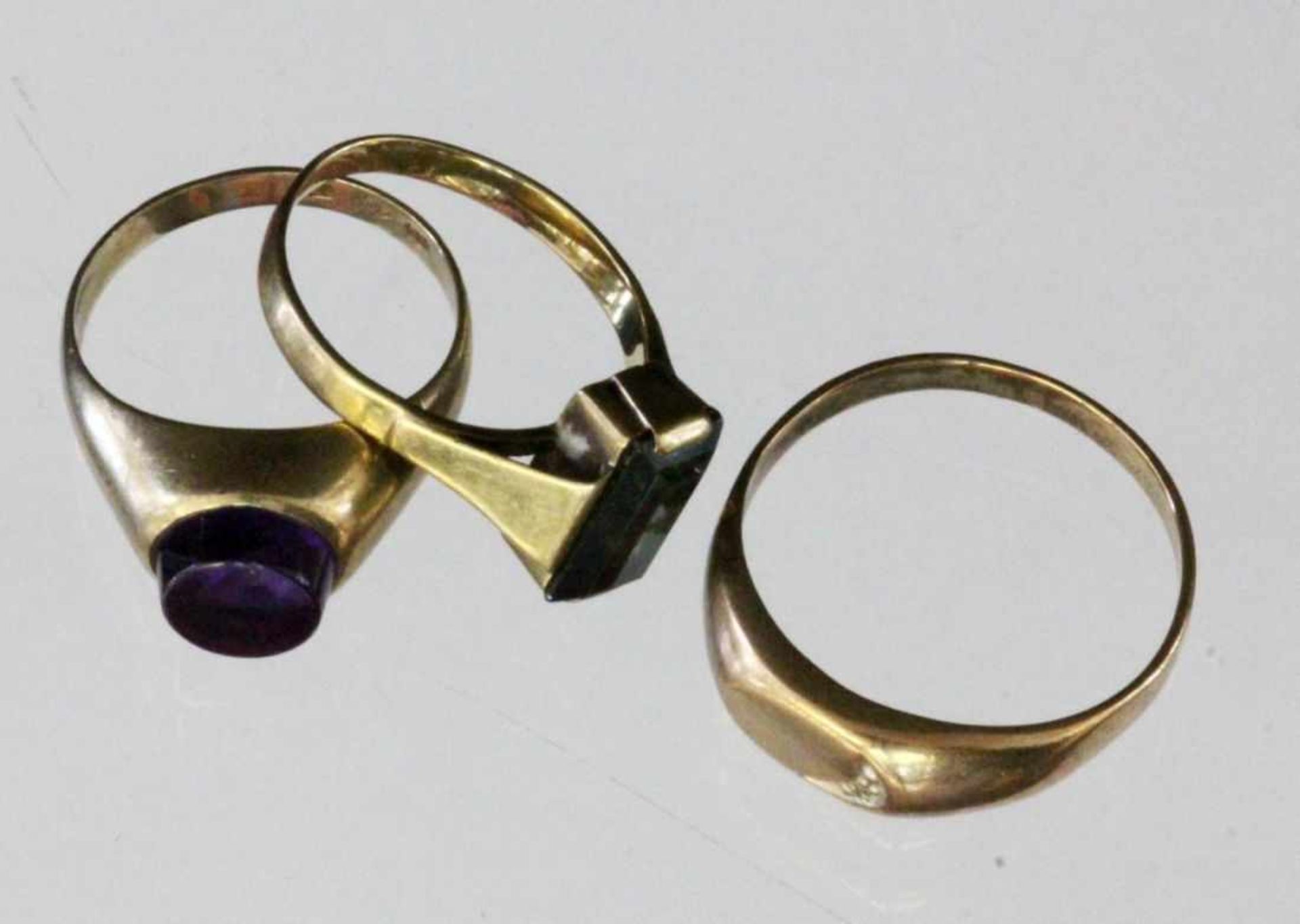 LOT VON 3 GOLDRINGEN333/000 Gelbgold. 2 Ringe mit Steinen Brutto ca. 8,3gA LOT OF 3 GOLD RINGS 333/