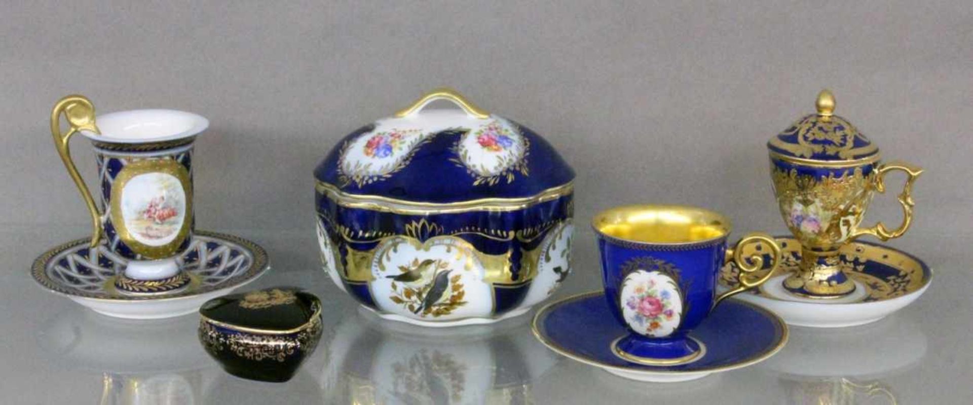 LOT 5 TEILE PORZELLANmit kobaltblauem Fond und BemalungA LOT OF 5 PORCELAIN ITEMS with cobalt blue