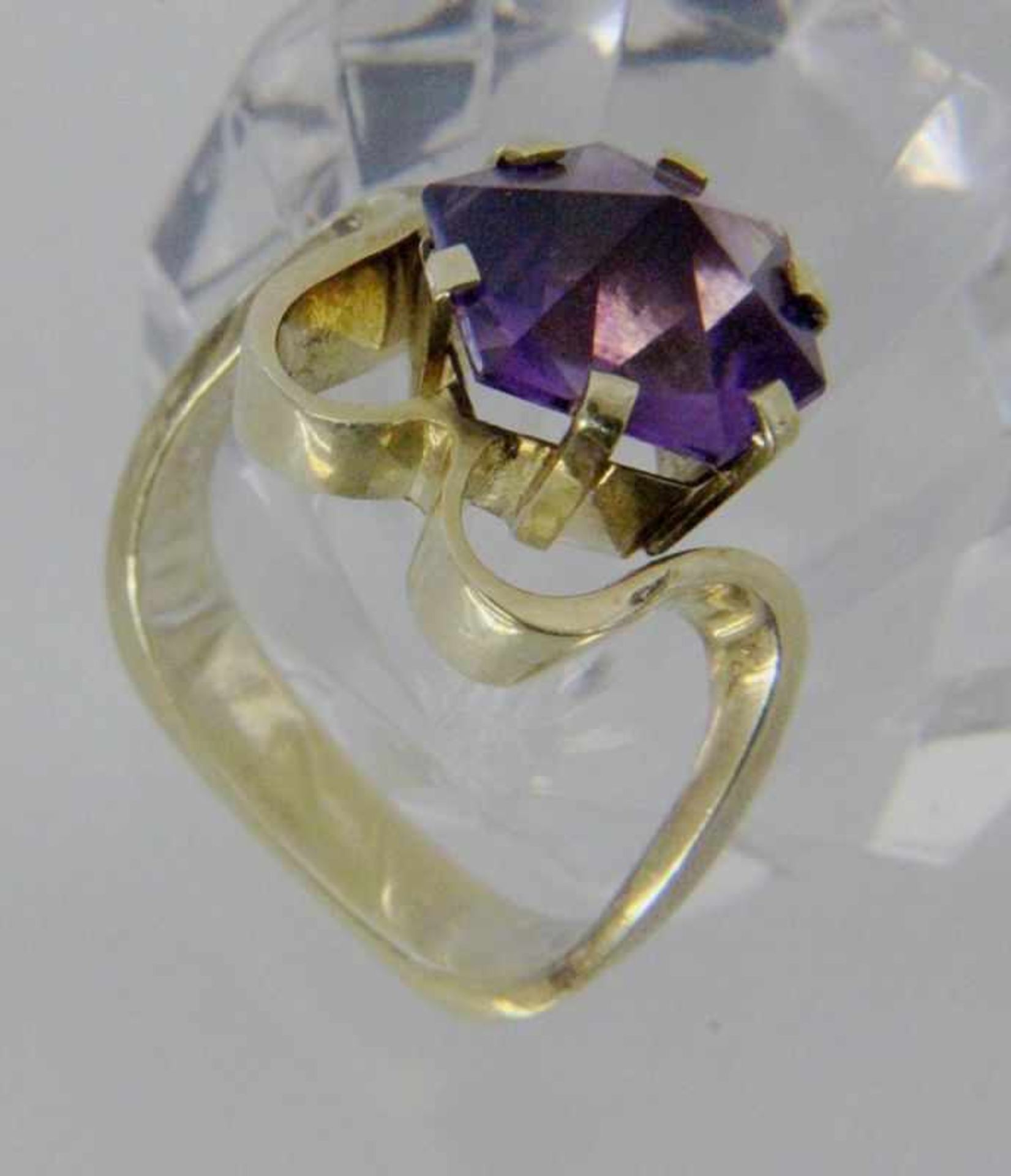 DAMENRING585/000 Gelbgold mit Amethyst. Gr. 56, Brutto ca. 7,4gA LADIES' RING 585/000 yellow gold