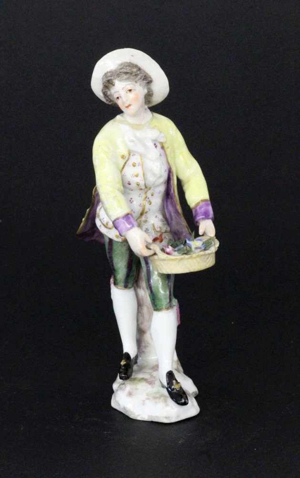 GÄRTNEREdmé Samson, Paris um 1900 Polychrom bemalte Gärtnerfigur. Manufakturmarke. H.12cm.A FIGURE