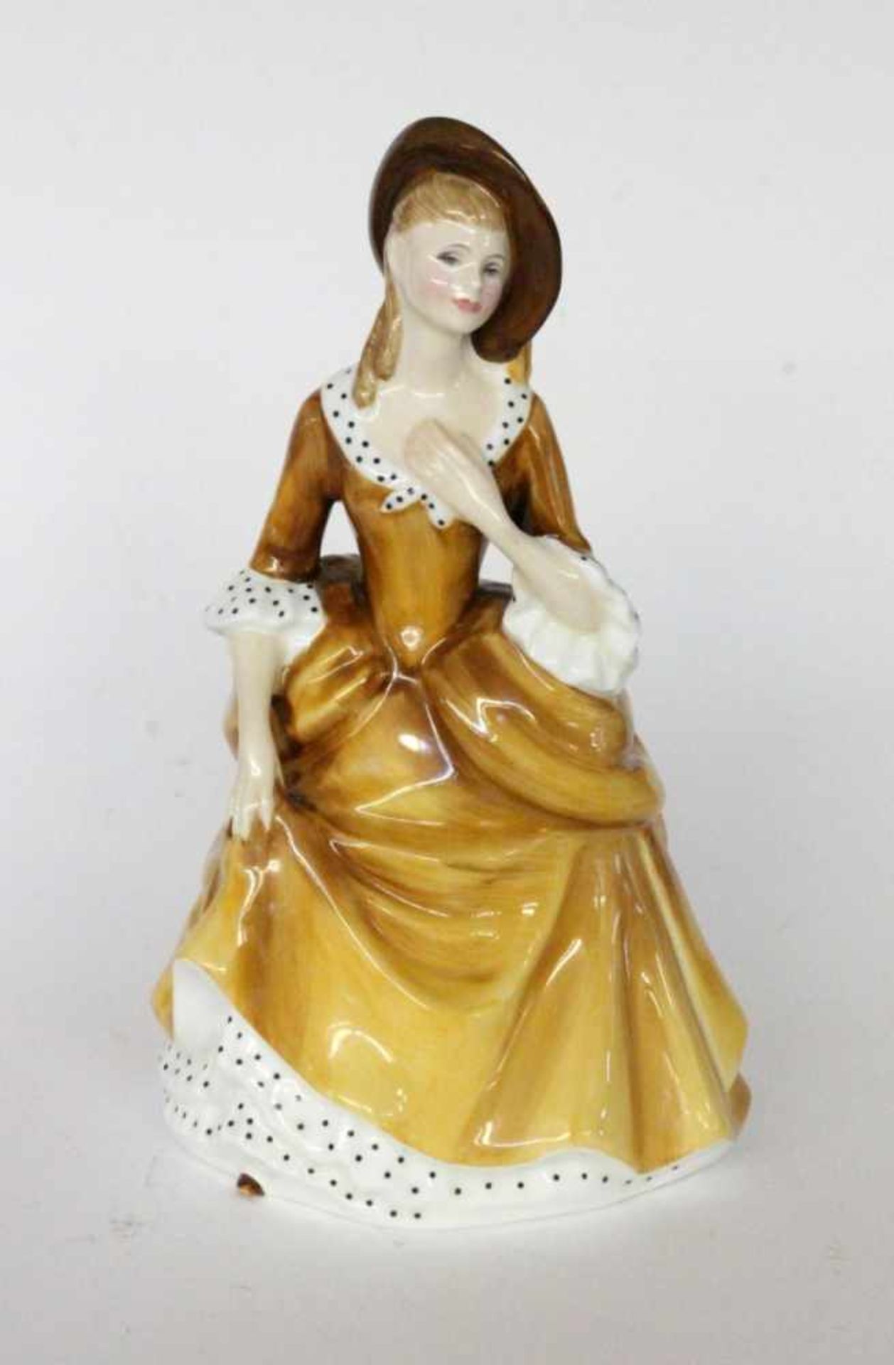 ROYAL DOULTON FIGUREngland 1968 "Sandra". Bunt staffierte Frauenfigur. Manufakturmarke. H.21cmA