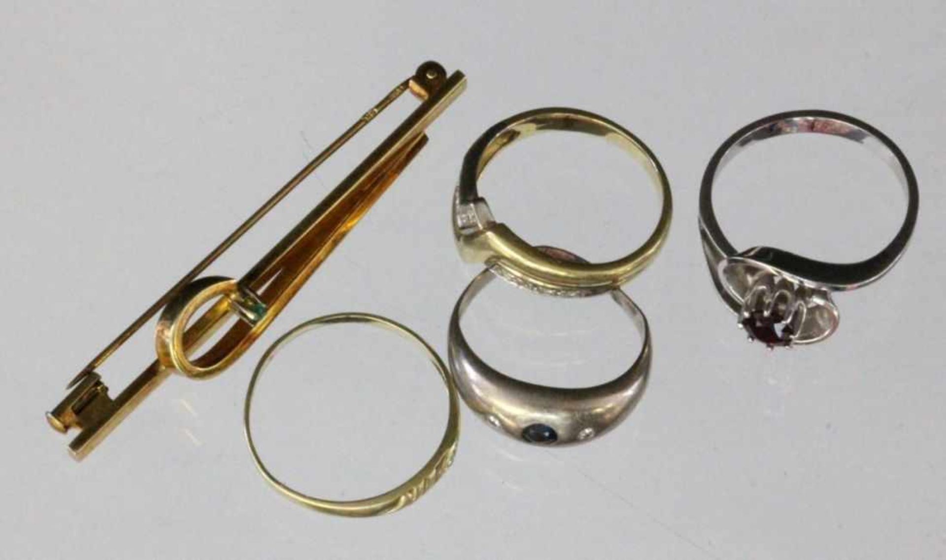 LOT VON 5 TEILEN GOLDSCHMUCK585/000 Gelb- und Weißgold. Besetzt mit Diamanten, Rubin, Smaragd,