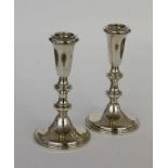 PAAR KERZENLEUCHTERUSA, 20.Jh. 925/000 Sterling Silber. Fuß gefüllt. H.17cmA PAIR OF CANDLESTICKS