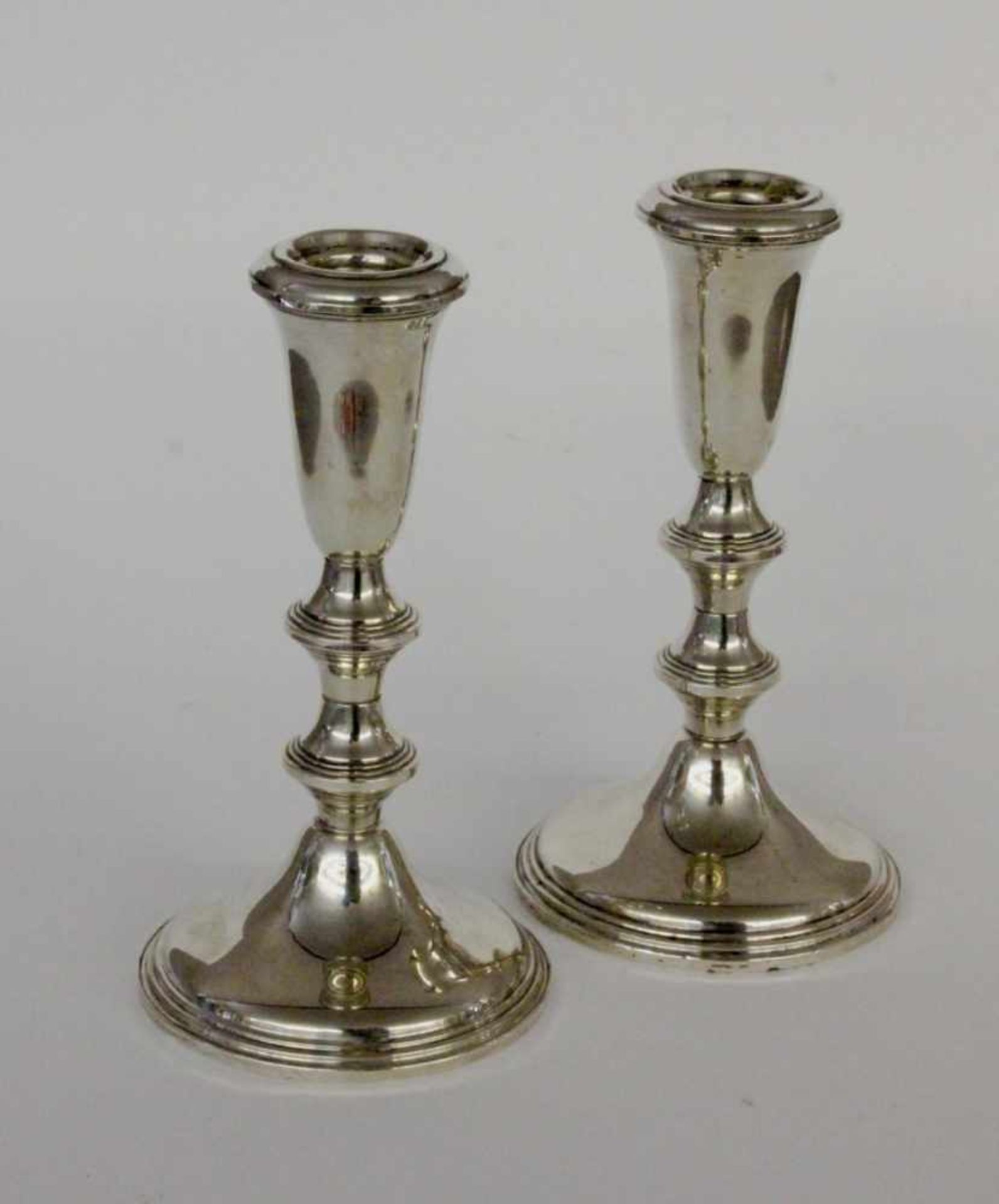 PAAR KERZENLEUCHTERUSA, 20.Jh. 925/000 Sterling Silber. Fuß gefüllt. H.17cmA PAIR OF CANDLESTICKS