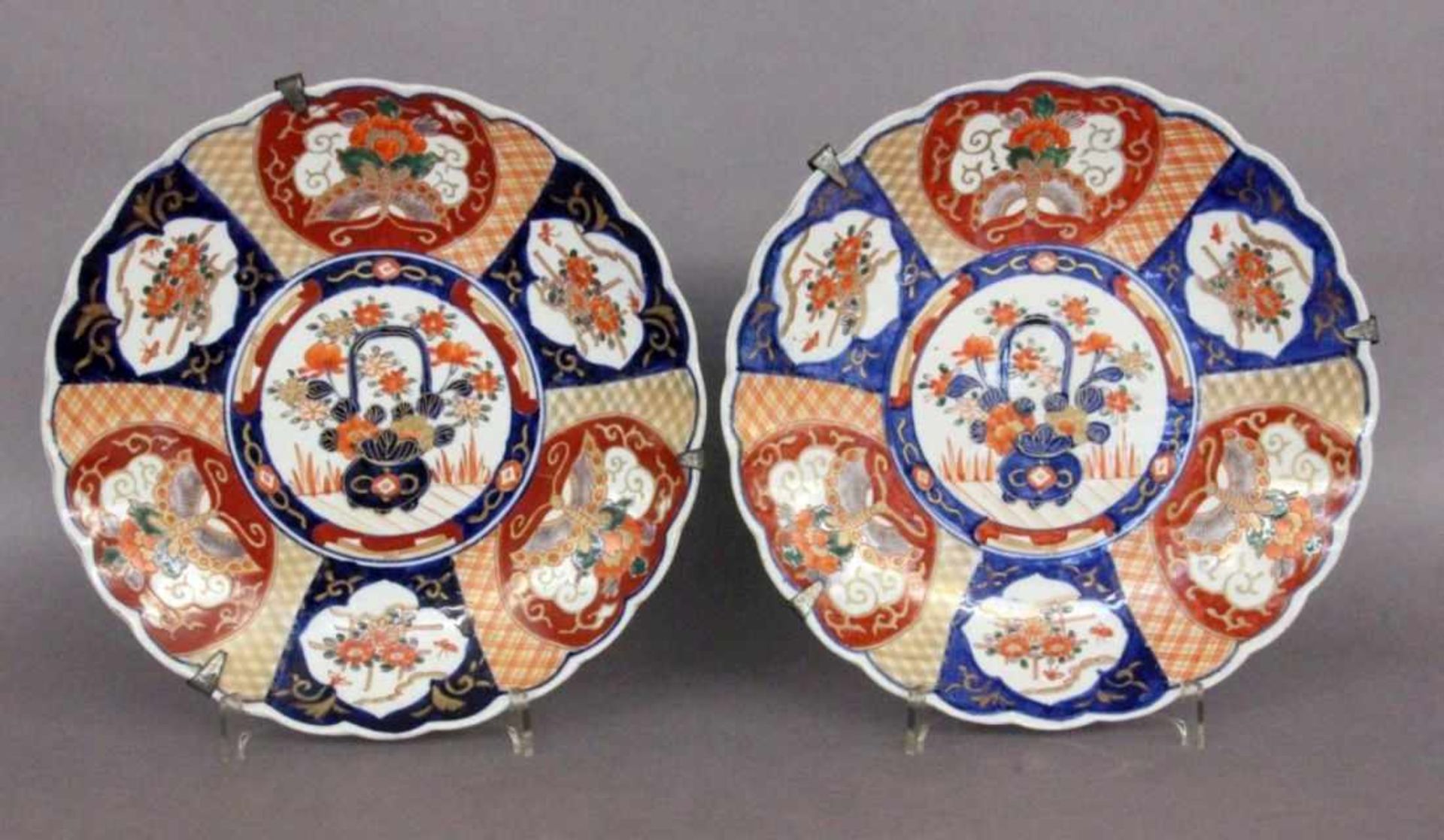 PAAR IMARI RUNDPLATTENwohl Japan, Meiji-Periode Polychrome Bemalung in typischen Imarifarben. D.