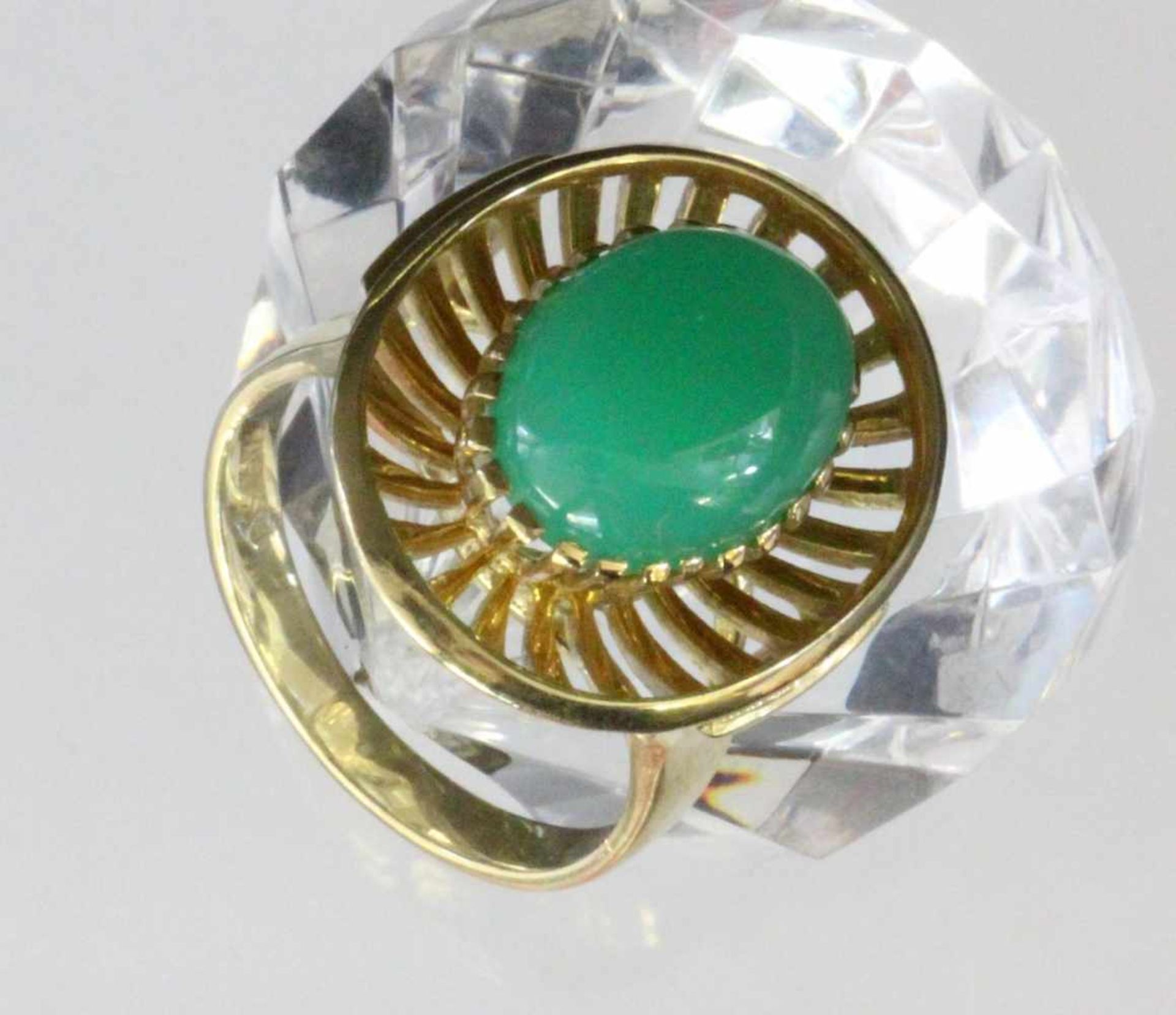 DAMENRING585/000 Gelbgold mit Apfeljade. Ringgr. 56, Brutto ca. 8,4gA LADIES' RING 585/000 yellow