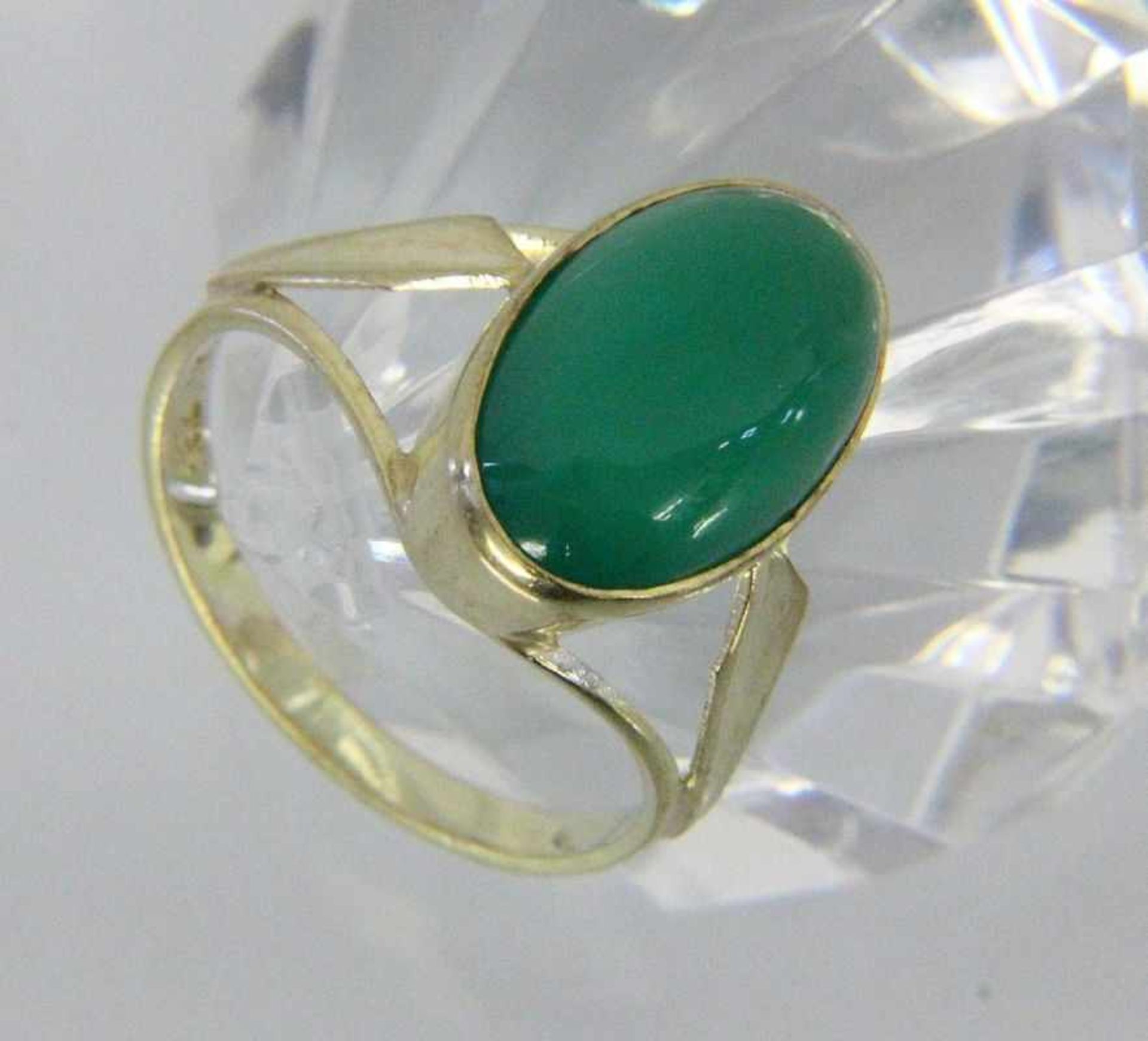 DAMENRING333/000 Gelbgold mit Jade. Gr. 60, Brutto ca. 4,5gA LADIES' RING 333/000 yellow gold with