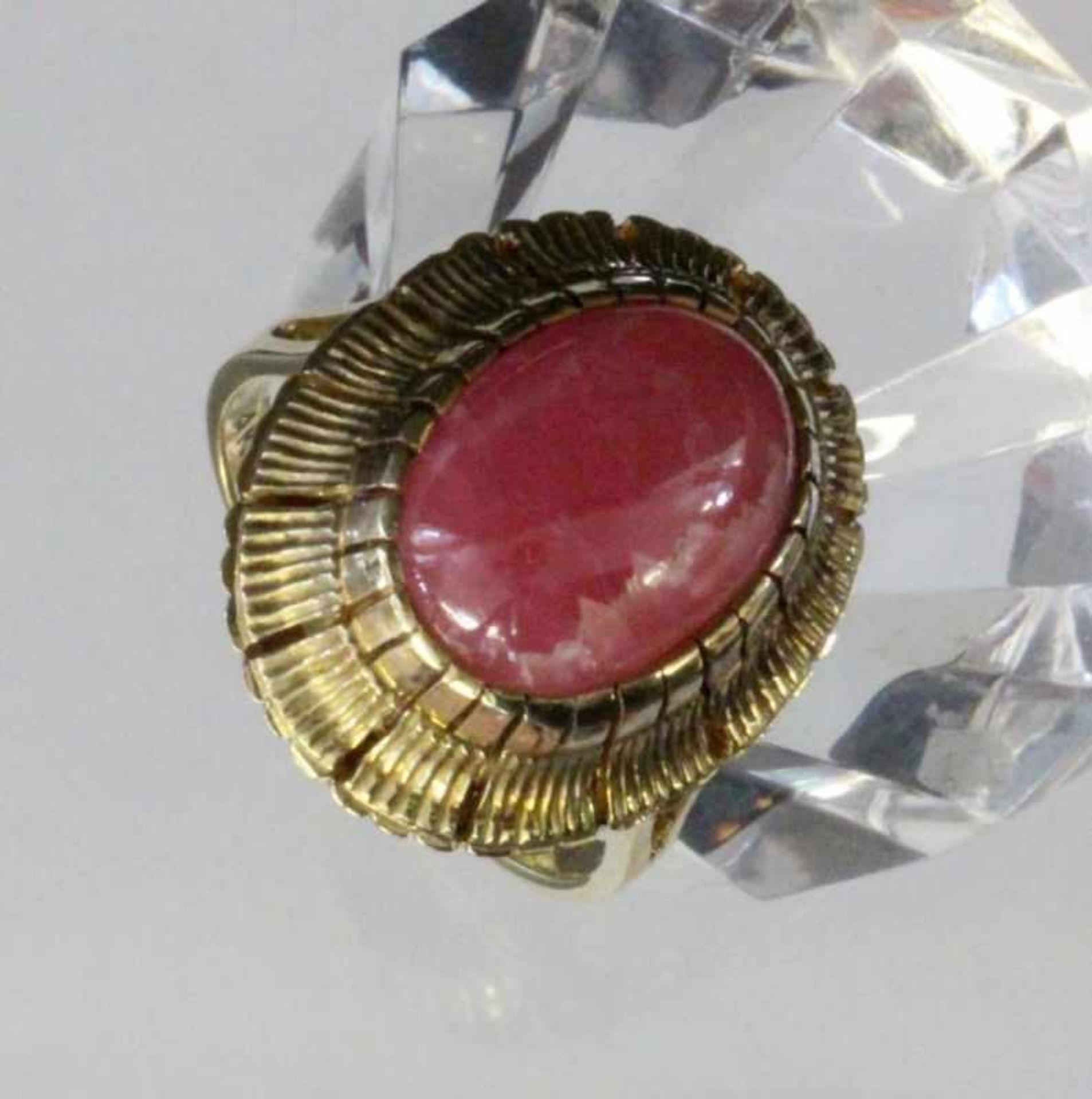 DAMENRING585/000 Gelbgold mit Rhodochrosit. Ringgr. 57, Brutto ca. 8,4gA LADIES' RING 585/000 yellow