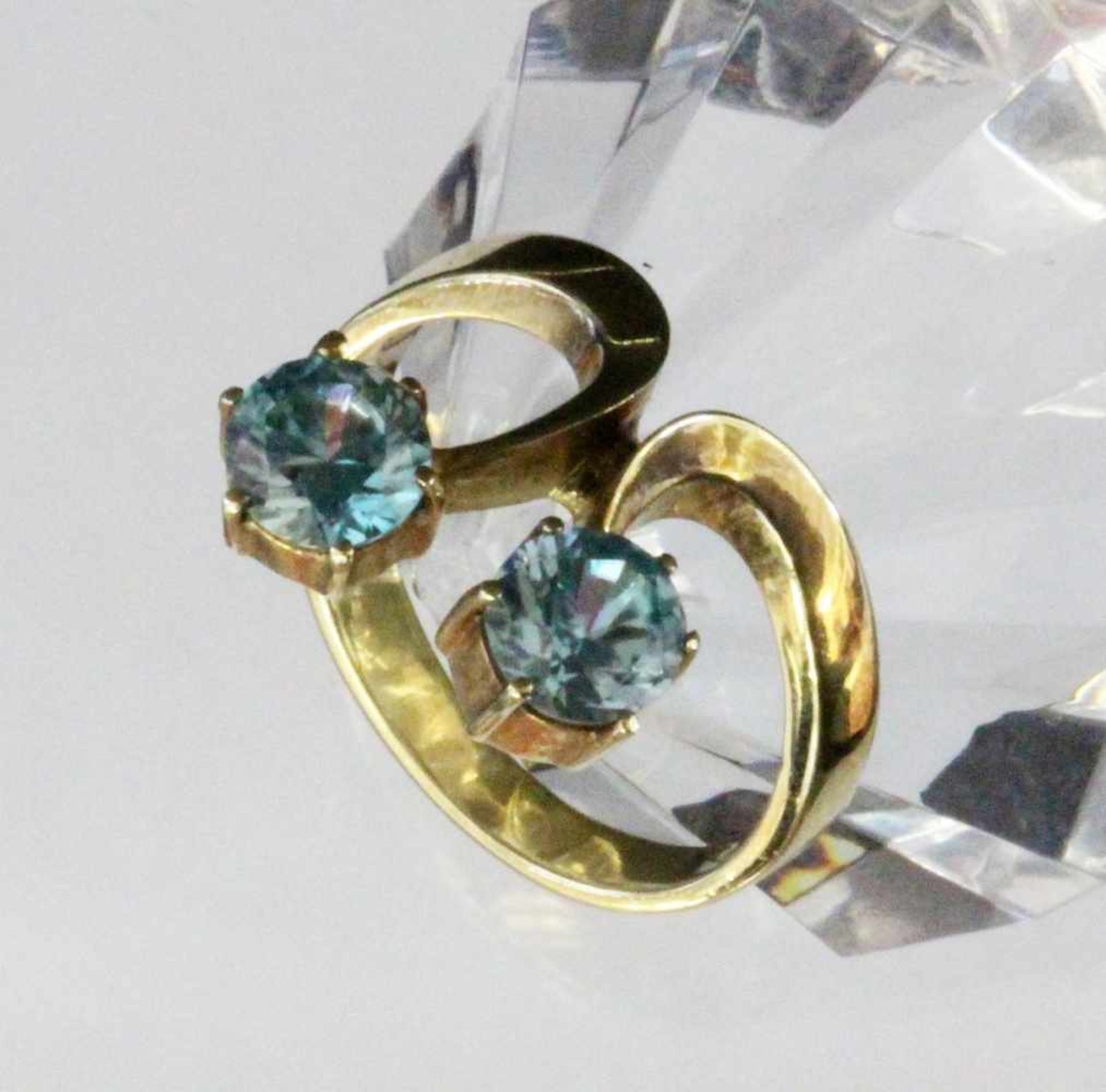 DAMENRING585/000 Gelbgold mit 2 blauen Zirkonen. Ringgr. 55, Brutto ca. 5,2gA LADIES' RING 585/000