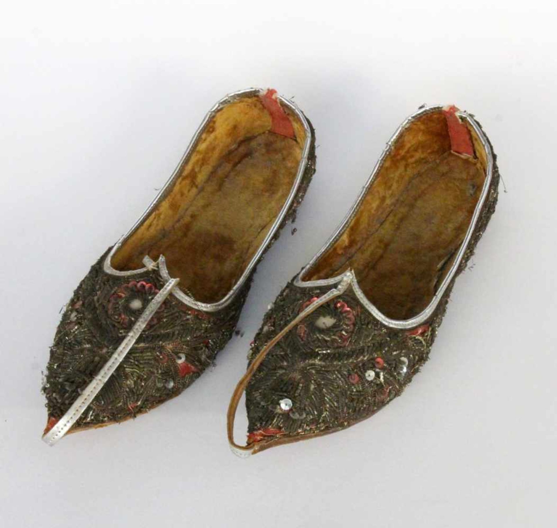 PAAR ORIENTALISCHE DAMENSCHUHELeder mit Metallfäden bestickt.A PAIR OF ORIENTAL LADIES' SHOES