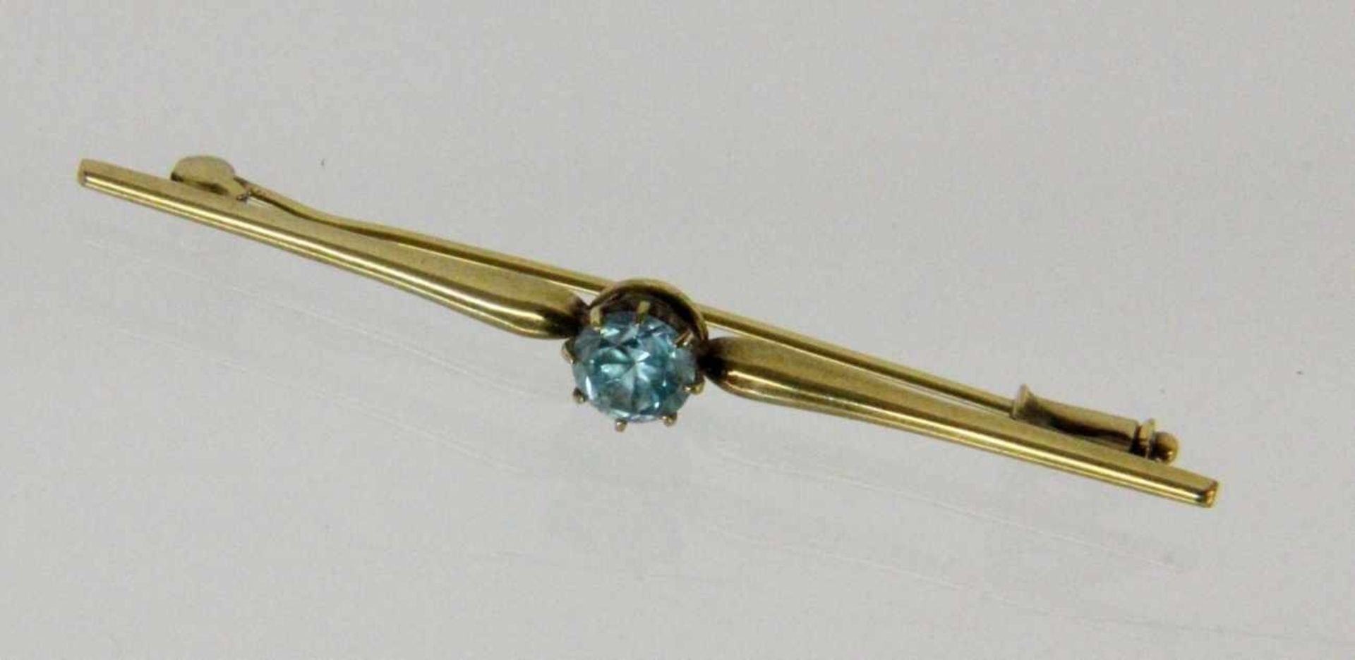 STABBROSCHE333/000 Gelbgold mit blauem Schmuckstein. L.5,8cm, Brutto ca. 2,7gA BAR BROOCH 333/000