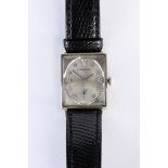 LONGINES HERRENARMBANDUHRSchweiz, 1940er Jahre Rechteckiges Gehäuse aus 585/000 Weißgold mit 3