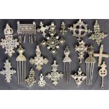 LOT VON 19 TEILEN AFRIKANISCHERKLOSTERSCHMUCK MetallA LOT OF 19 AFRICAN MONASTIC JEWELLERY PIECES