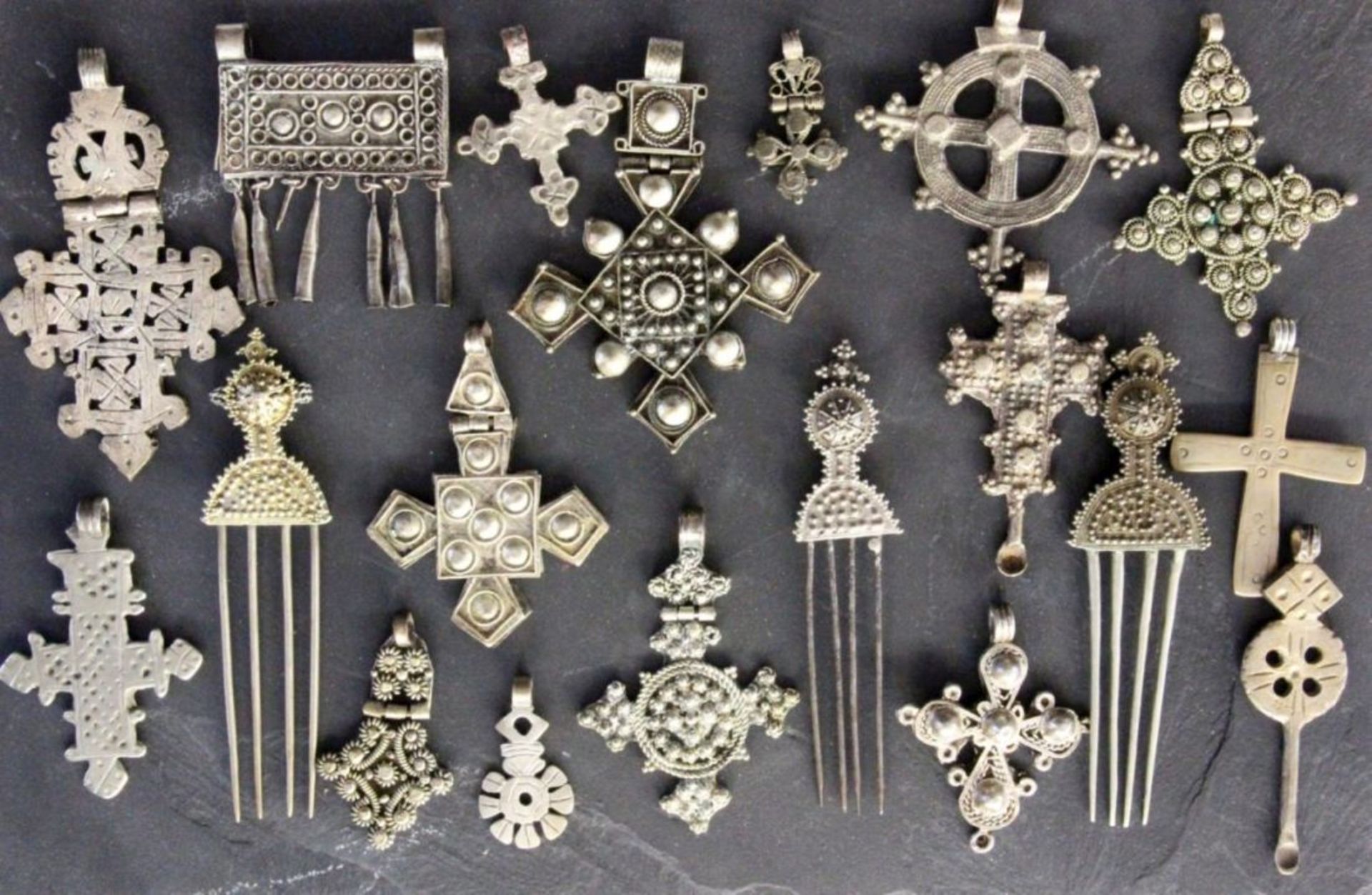 LOT VON 19 TEILEN AFRIKANISCHERKLOSTERSCHMUCK MetallA LOT OF 19 AFRICAN MONASTIC JEWELLERY PIECES