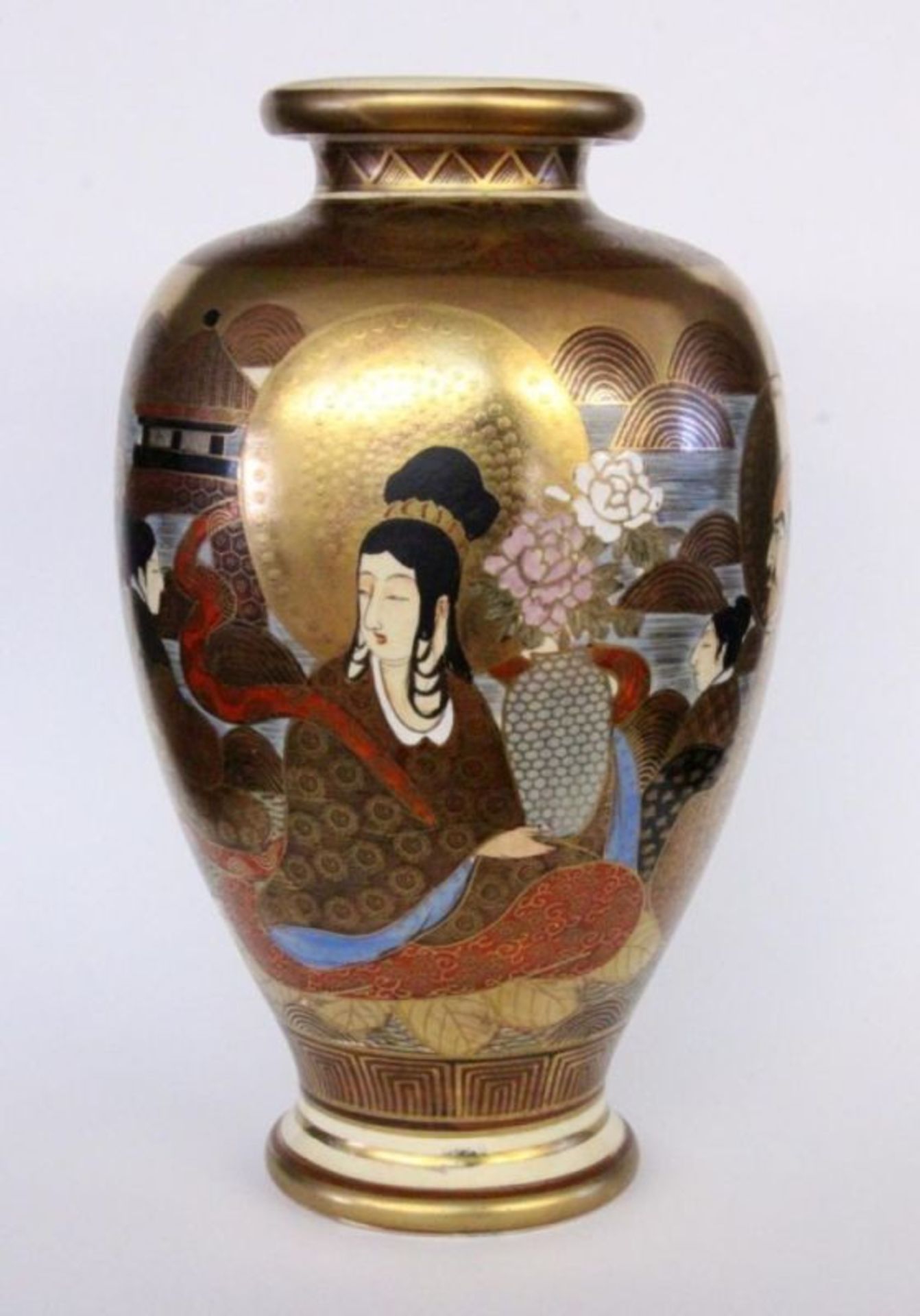 SATSUMA VASEMeiji Periode, Japan Keramik mit Goldfond und polychrom gemalten Personen. Bodenmarke.