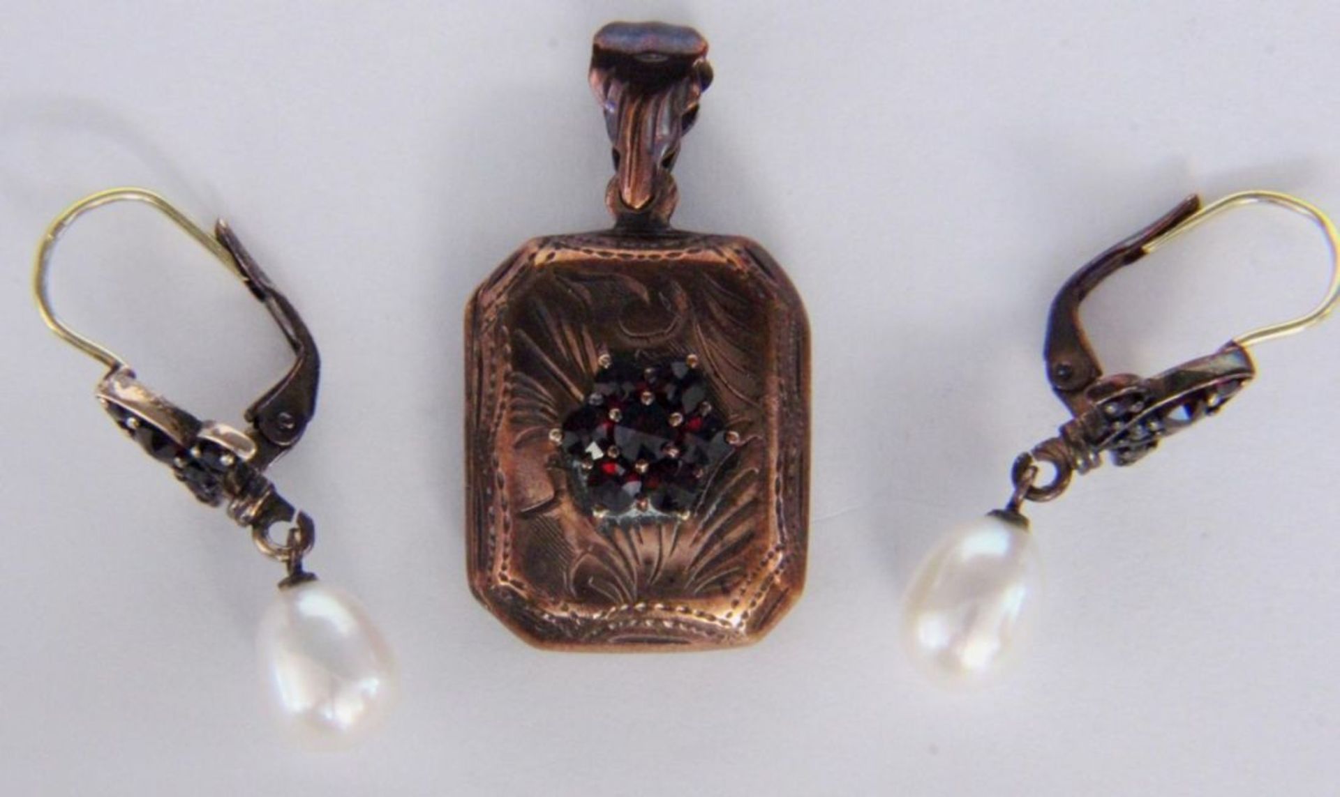 ANHÄNGER UND PAAR OHRHÄNGERSilber vergoldet mit Granatbesatz und 2 kleinen Perlen an den Ohrhängern.