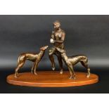 ART DECO FIGURENGRUPPEFrankreich, 20.Jh. Frau mit Elfenbeinkugel und 2 Windhunden. Patinierter