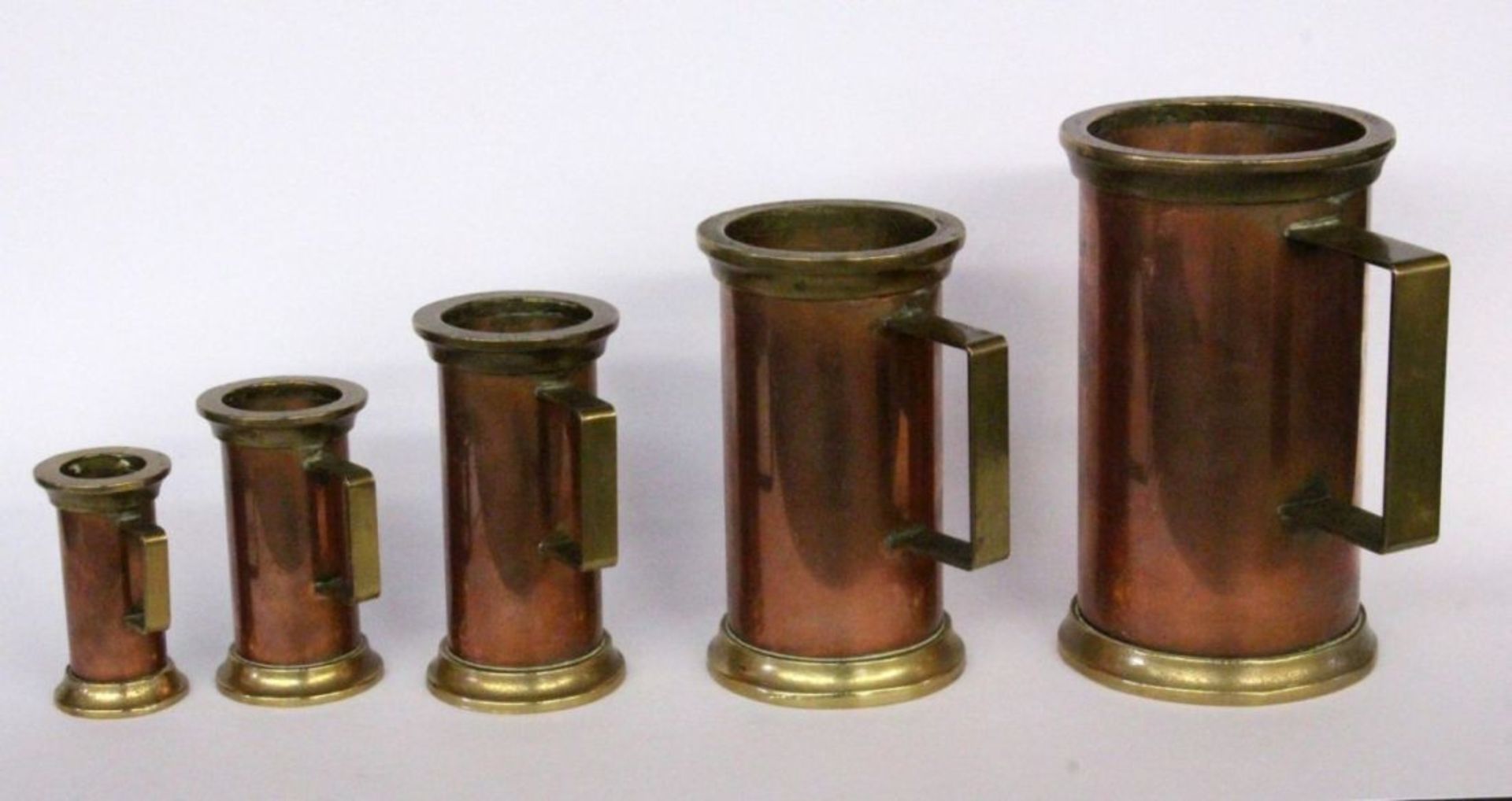 SET VON 5 KUPFERNEN HENKELKRÜGENmit Messinghenkeln. H.7,5-17,5cmA SET OF 5 COPPER JUGS with brass