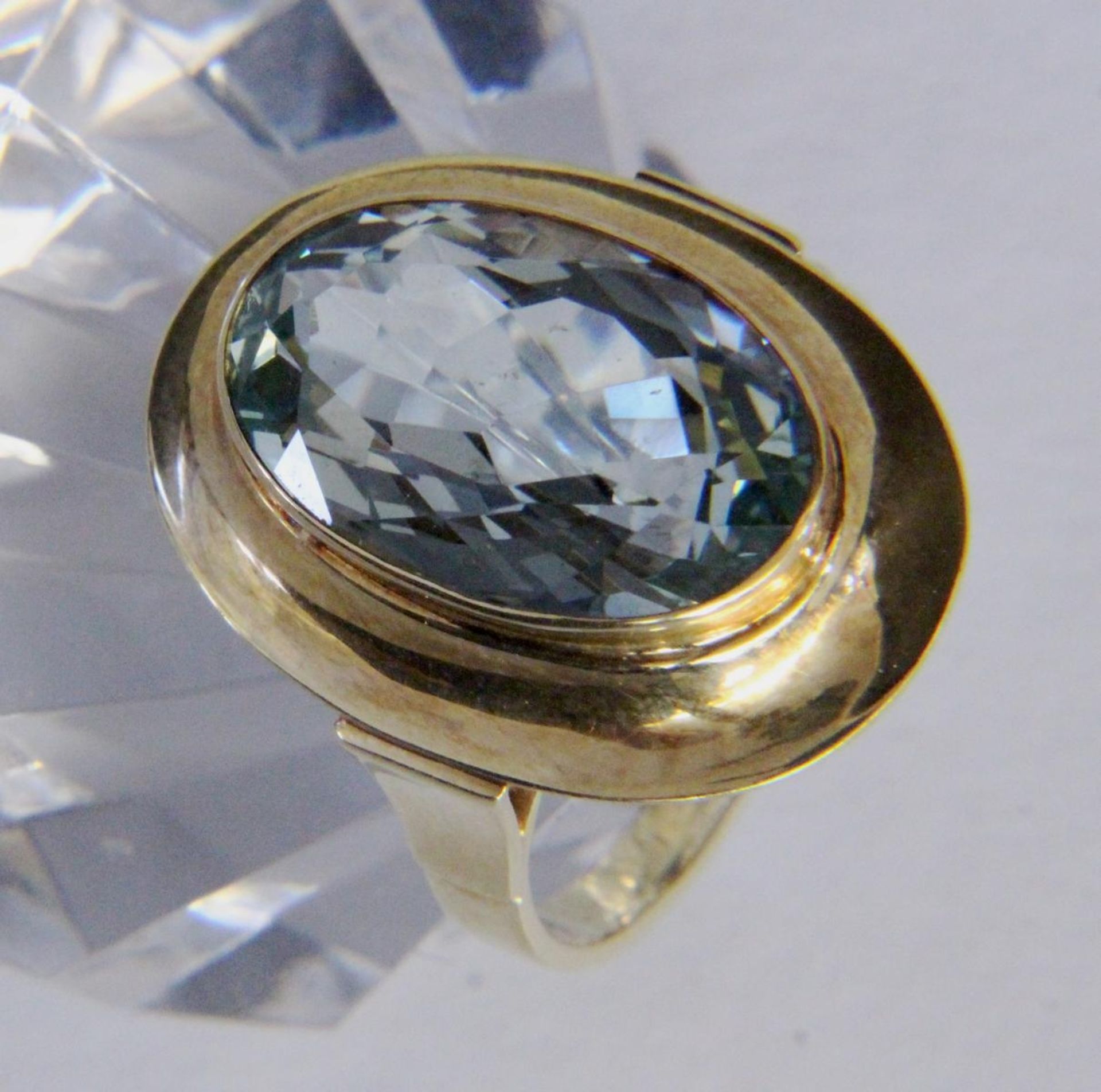 DAMENRING585/000 Gelbgold mit Aquamarin. Ringgr. 58, Brutto ca. 5,7gA LADIES' RING 585/000 yellow