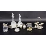 LOT VON 12 TEILEN GLAS UND VERSILBERTESA LOT OF 12 GLASS AND SILVER-PLATED PIECES