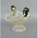 MURANO ZIERSCHALE20.Jh. Farbloses Glas mit eingeschmolzenem Goldpuder. Seitliche Köpfe aus schwarzem