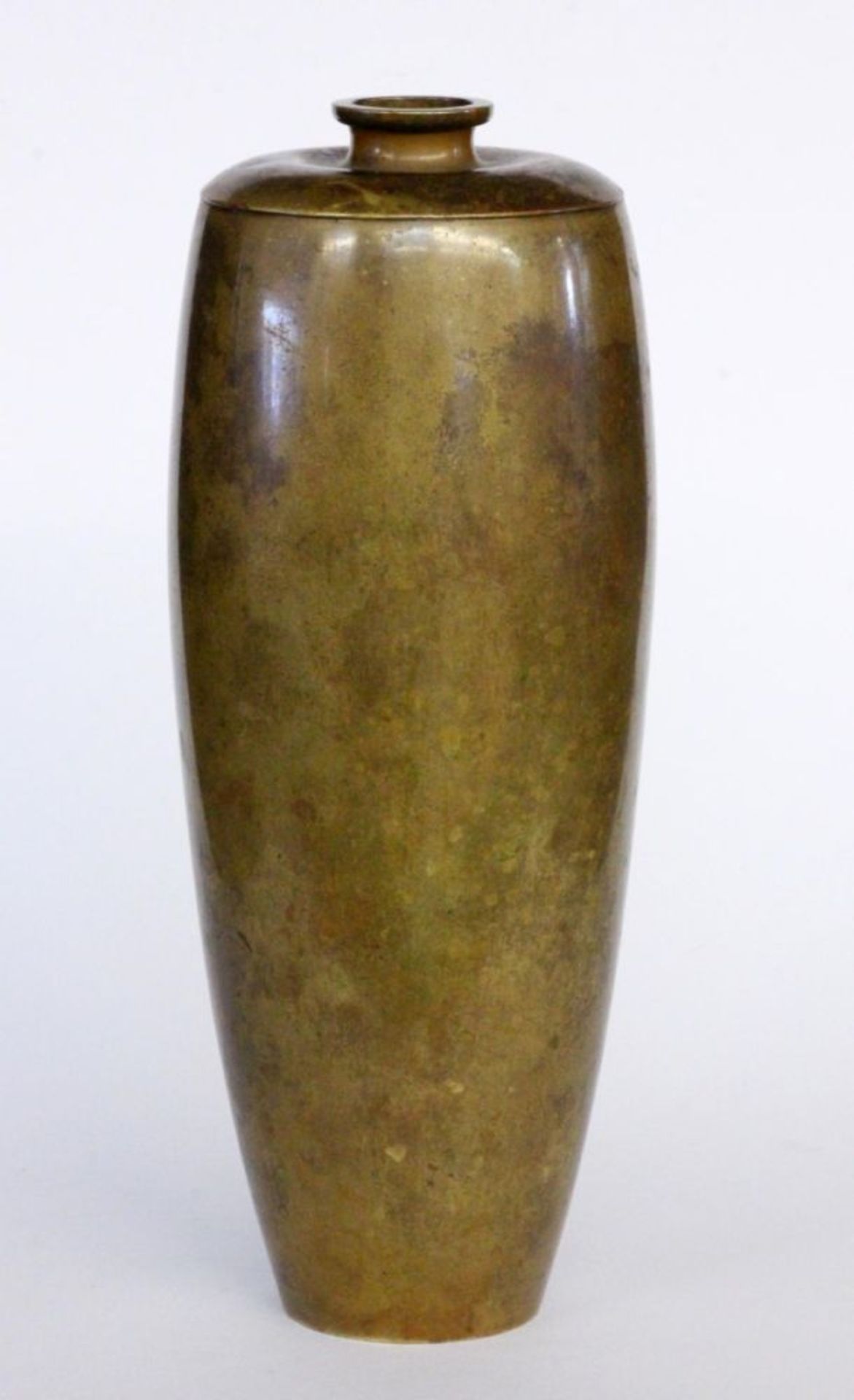 VASEJapan. Meiji Periode Bronze mit Liliendekor im Relief. Siegelmarke: Inoue. H.22,5cmA VASE Japan. - Bild 2 aus 3