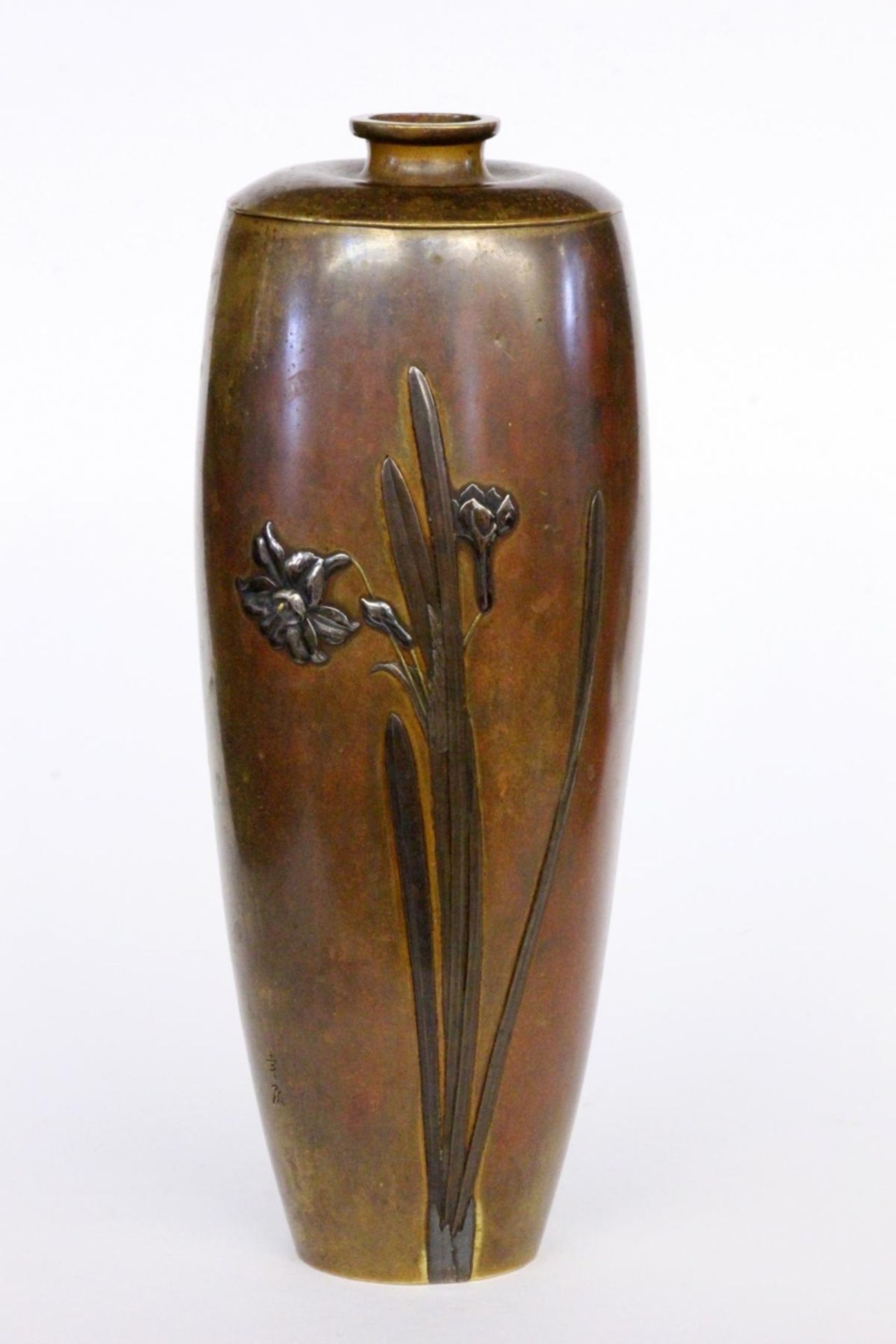 VASEJapan. Meiji Periode Bronze mit Liliendekor im Relief. Siegelmarke: Inoue. H.22,5cmA VASE Japan.