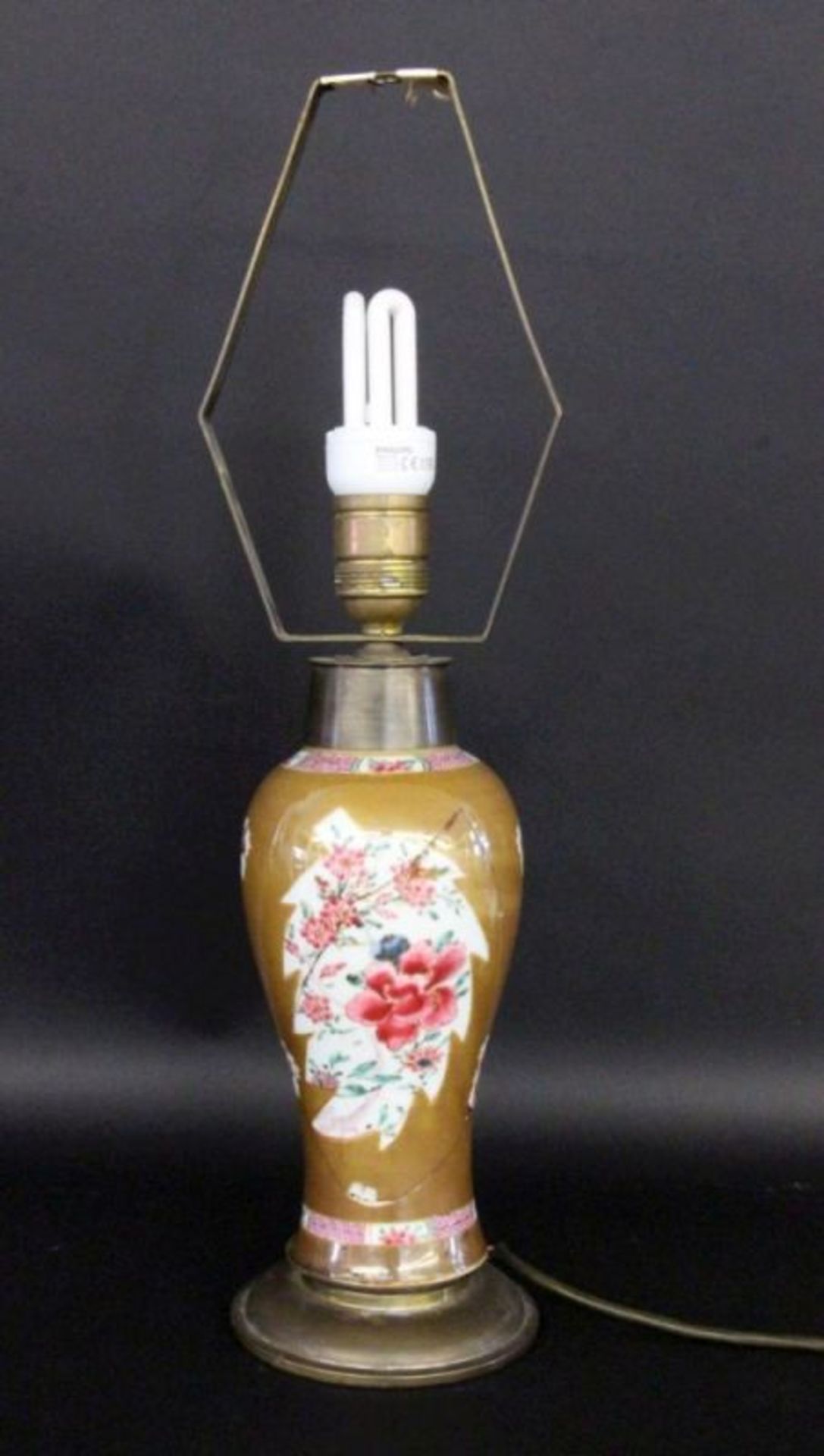 TISCHLAMPE20.Jh. Porzellan mit braunem Fond und farbig gemalten Blumen. Messingmontur. H.52cm.