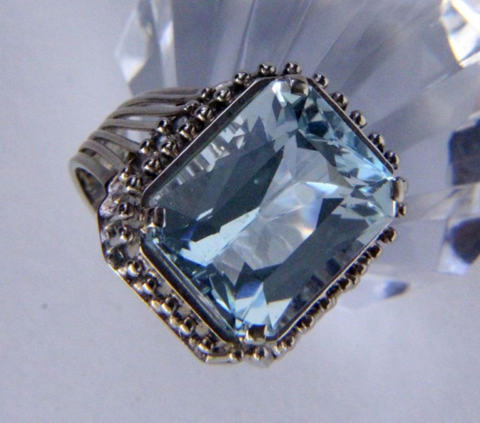 DAMENRING585/000 Weissgold mit Aquamarin. Ringgr. 56, Brutto ca. 7,8gA LADIES' RING 585/000 white