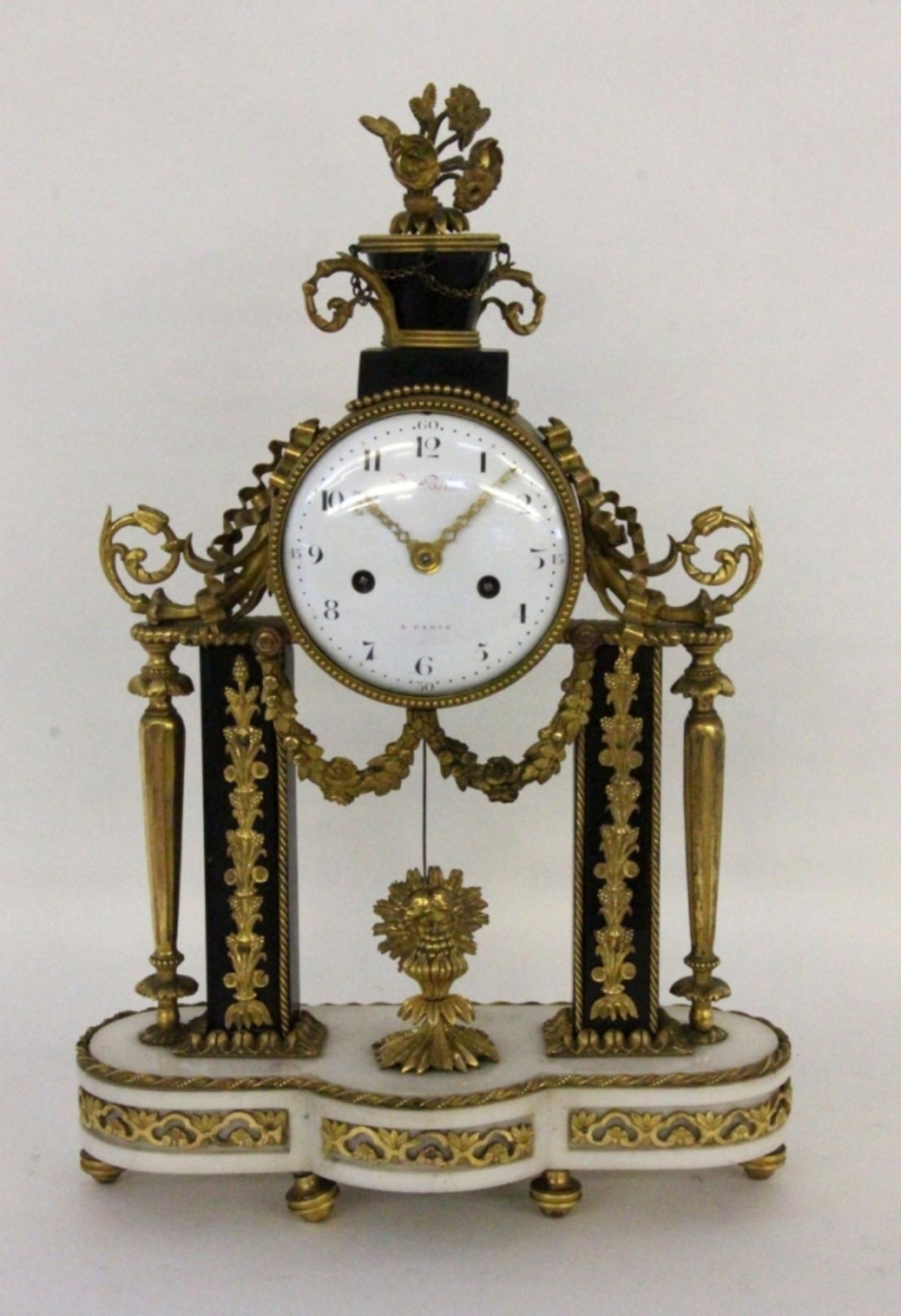 LOUIS XVI PENDULEDe Belle, Paris um 1790 Portaluhr auf weißem Mamorsockel mit schwarzen Säulen und