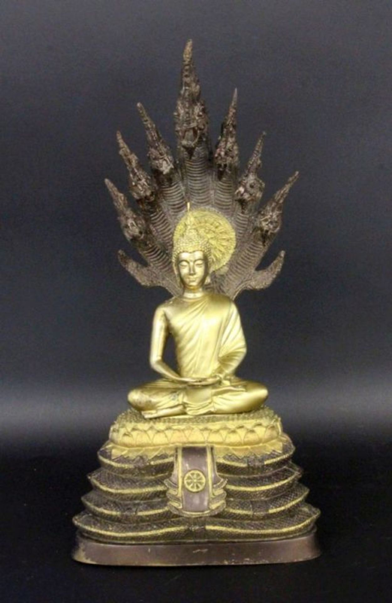 BUDDHA MIT 7 KÖPFE DRACHEN NAKANord-Thailand 2 Teilig, Bronze vergoldet. H.42cmA BUDDHA WITH 7