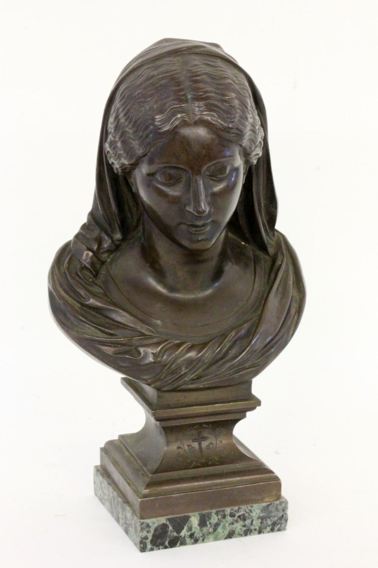 ALFRED LOUIS HABERTParis 1824 - 1893 Frauenbüste. Patinierte Bronze auf Marmorsockel. Signiert. H.