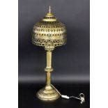 TISCHLAMPE IM ORIENTLISCHEN STILMessing, elektrifiziert. H.75cmA TABLE LAMP IN ORIENTAL STYLE Brass,