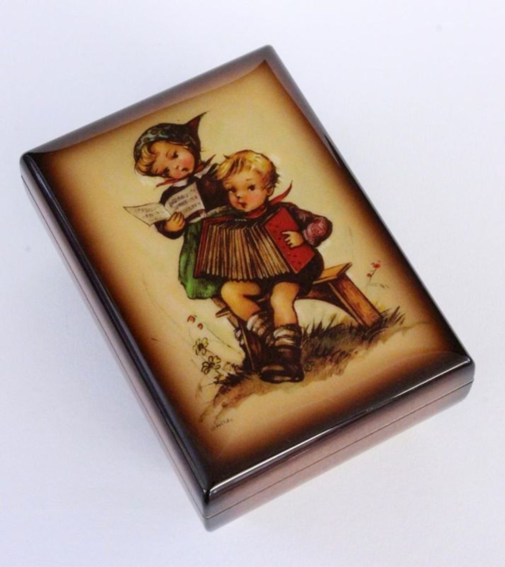 REUGE ROMANCE SPIELUHRSchweiz, 20.Jh. Schmuckschatulle aus lackiertem Holz mit Kindermotiv. Mit