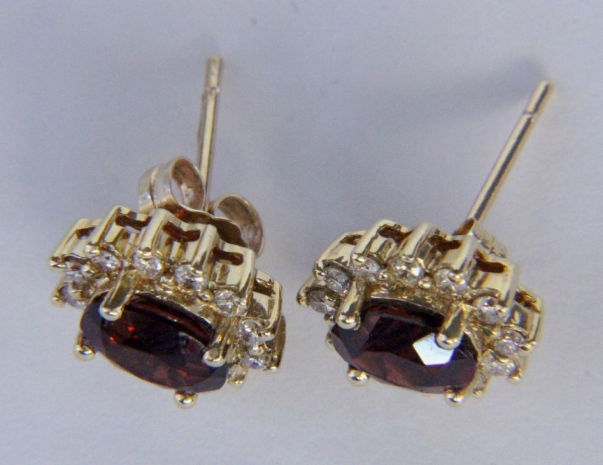 PAAR GRANATOHRSTECKER585/000 Gelbgold mit Diamanten. D.10mm, Brutto ca. 3gA PAIR OF GARNET STUD