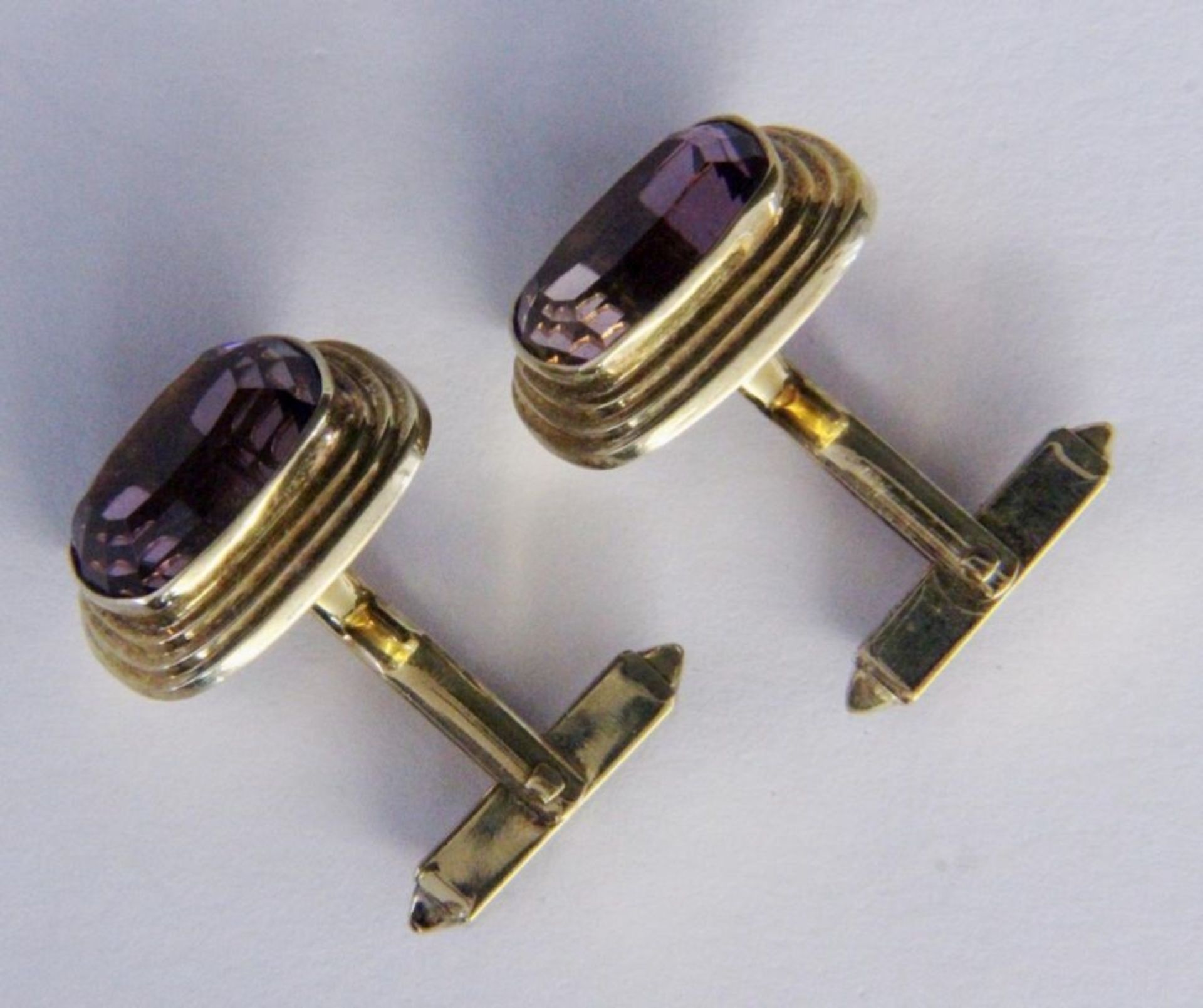 PAAR MANSCHETTENKNÖPFE585/000 Gelbgold mit Amethysten. Brutto ca. 11,4gA PAIR OF CUFFLINKS 585/000