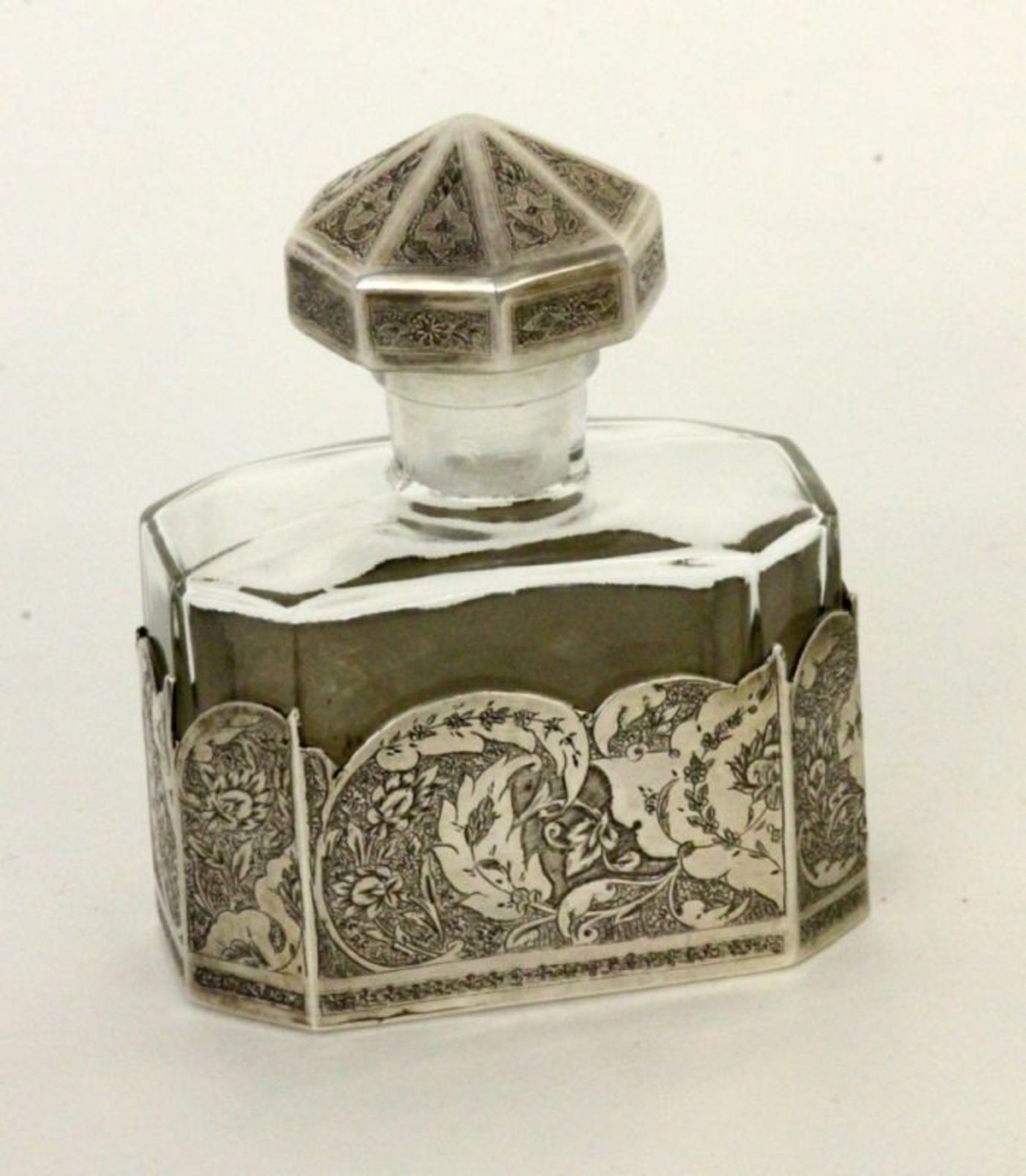 PARFUMFLAKON20.Jh. Farbloses Glas mit Silbermontur und fein ziseliertem Pflanzen- und Vogeldekor.