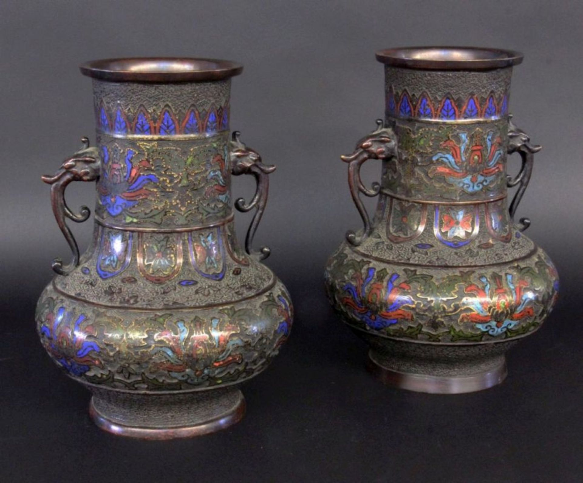 PAAR CLOISONNÉ HENKELVASENwohl Japan, Meiji Periode. Bronze mit Reliefdekor und farbigem Cloisonné-