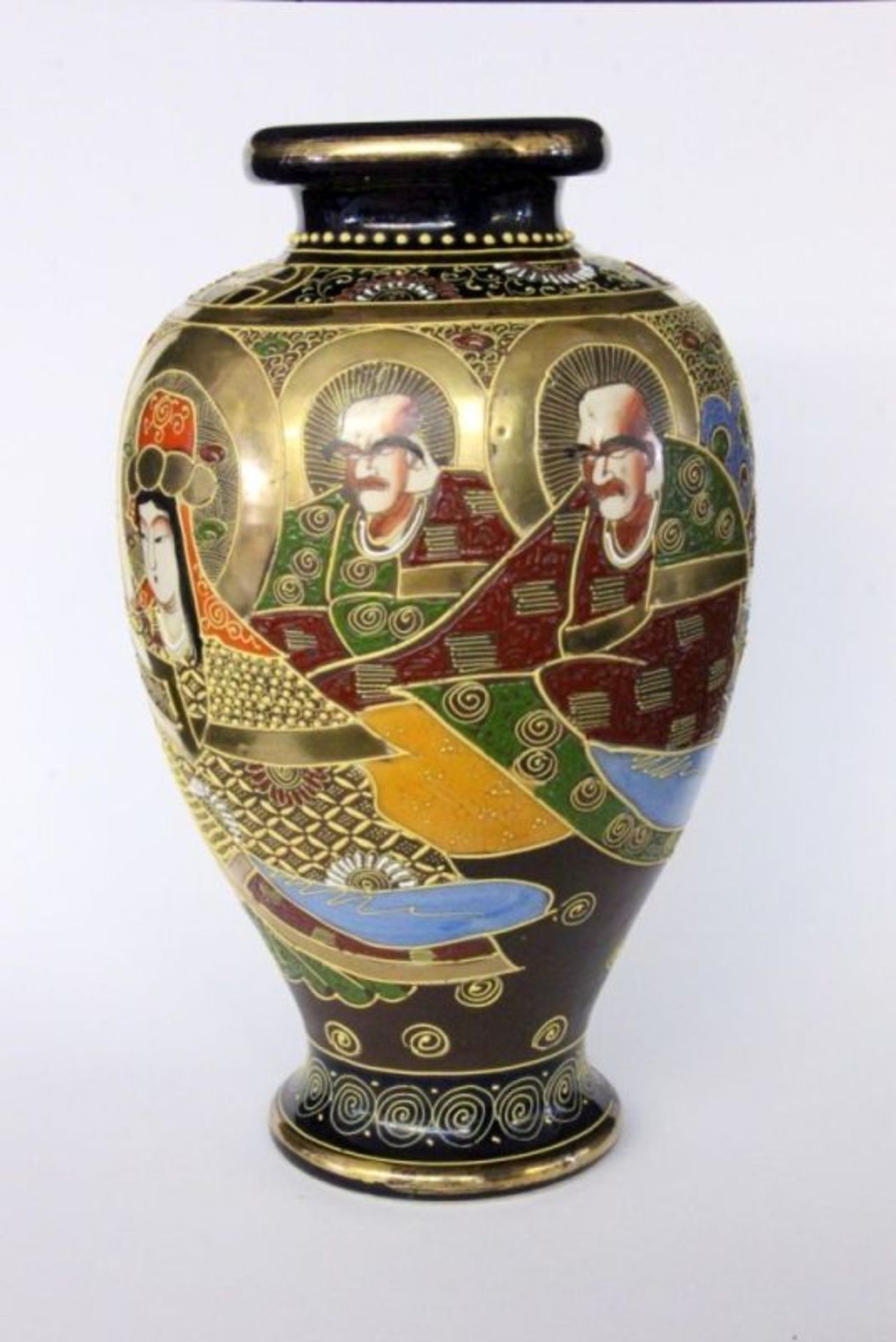 SATSUMA-VASEJapan Keramik mit polychromer Bemalung und Gold. Darstellung von 7 Portraitköpfen. - Bild 2 aus 5