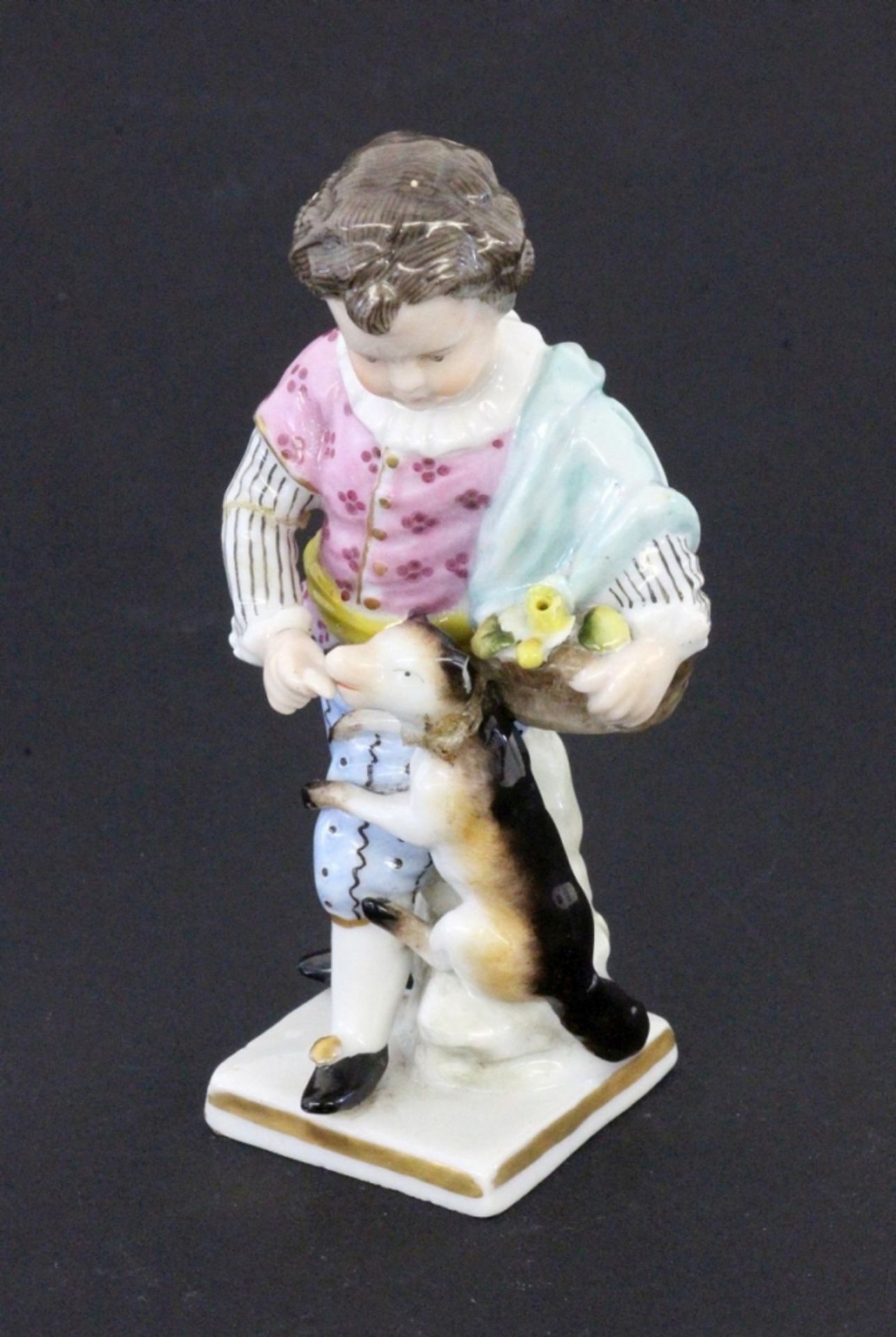 KNABE MIT HUNDDresden nach 1900 Polychrom bemalte Kinderfigur nach Wiener Vorbild. H.10,5cm. Rechter