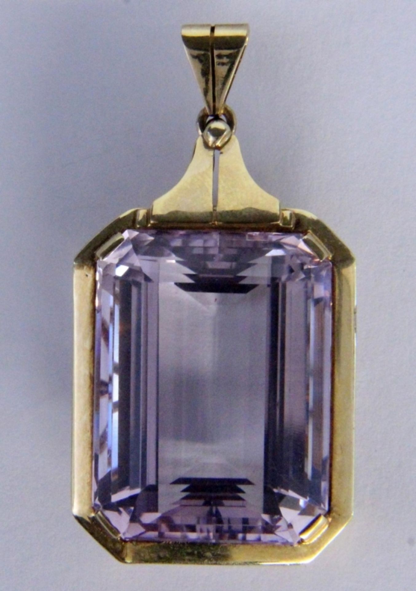 ANHÄNGER585/000 Gelbgold mit grossen Amethyst. L.6cm, Brutto ca. 21,9gA PENDANT 585/000 yellow