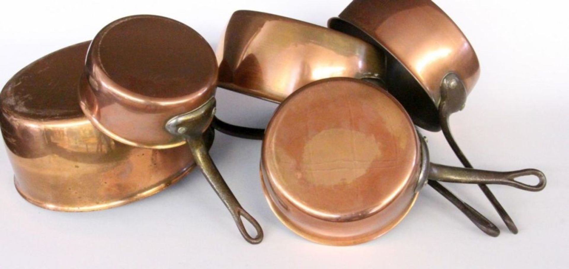 LOT VON 5 VERKUPFERTEN KASSEROLLENCa. 13 - 21cmA LOT OF 5 COPPERED CASSEROLES Approximately 13 -