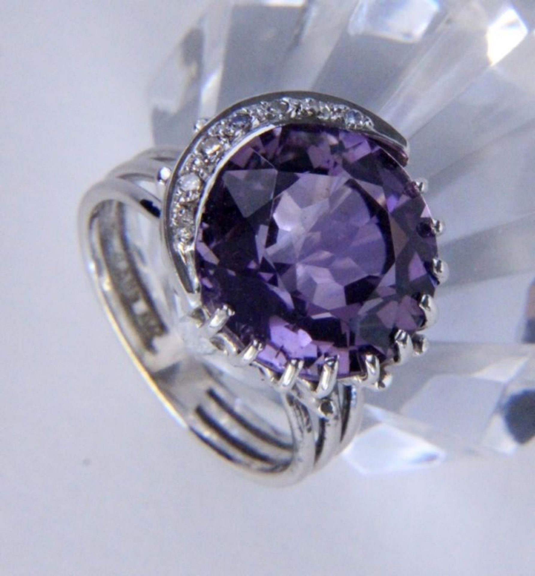 DAMENRING585/000 Weissgold mit Amethyst und kleinen Brillanten. Ringgr. 55, Brutto ca. 7gA LADIES'